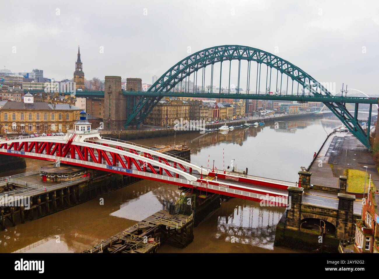 Vue sur les ponts au-dessus de la rivière Tyne à Newcastle Quayside le jour nuageux Banque D'Images
