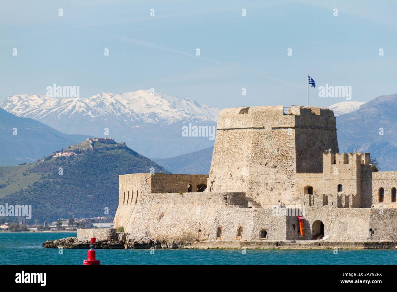 Château de Bourtzi et montagnes en arrière-plan, Nafpion, Grèce Banque D'Images