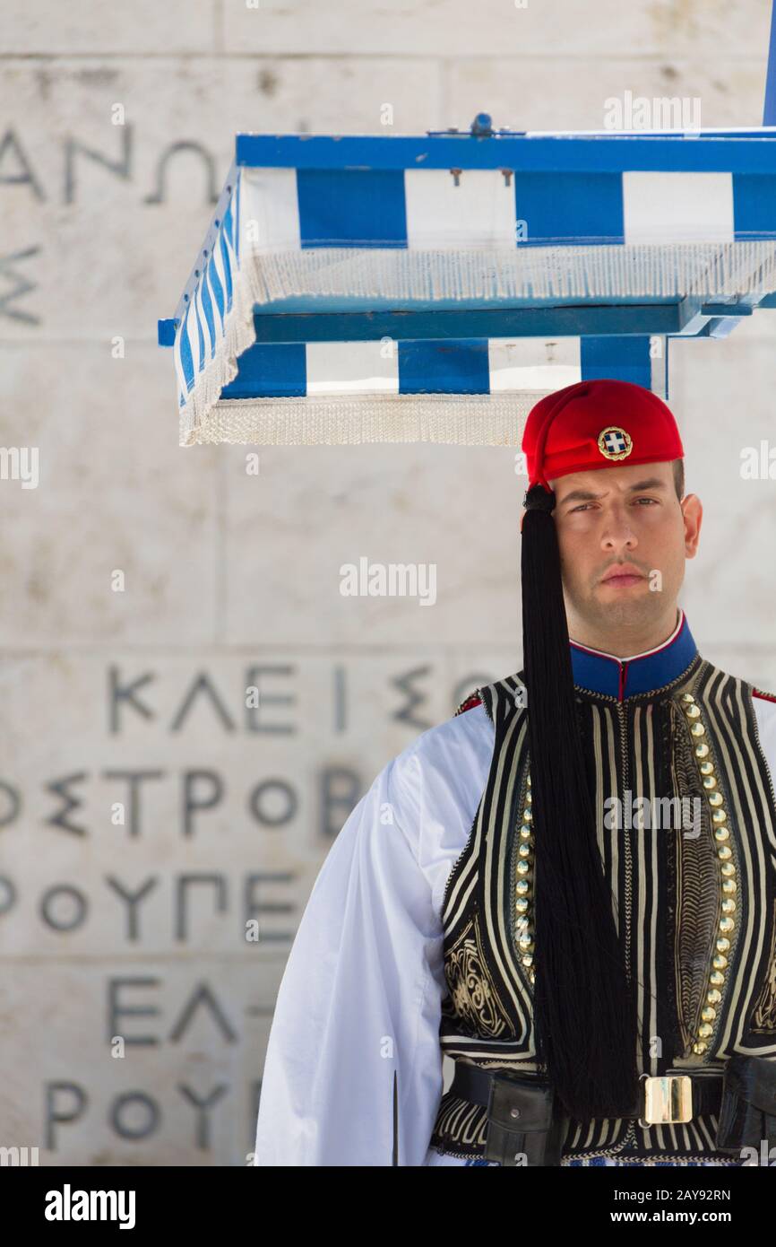 Un soldat garde la tombe du soldat inconnu sur la place Syntagma, Athènes, Grèce Banque D'Images