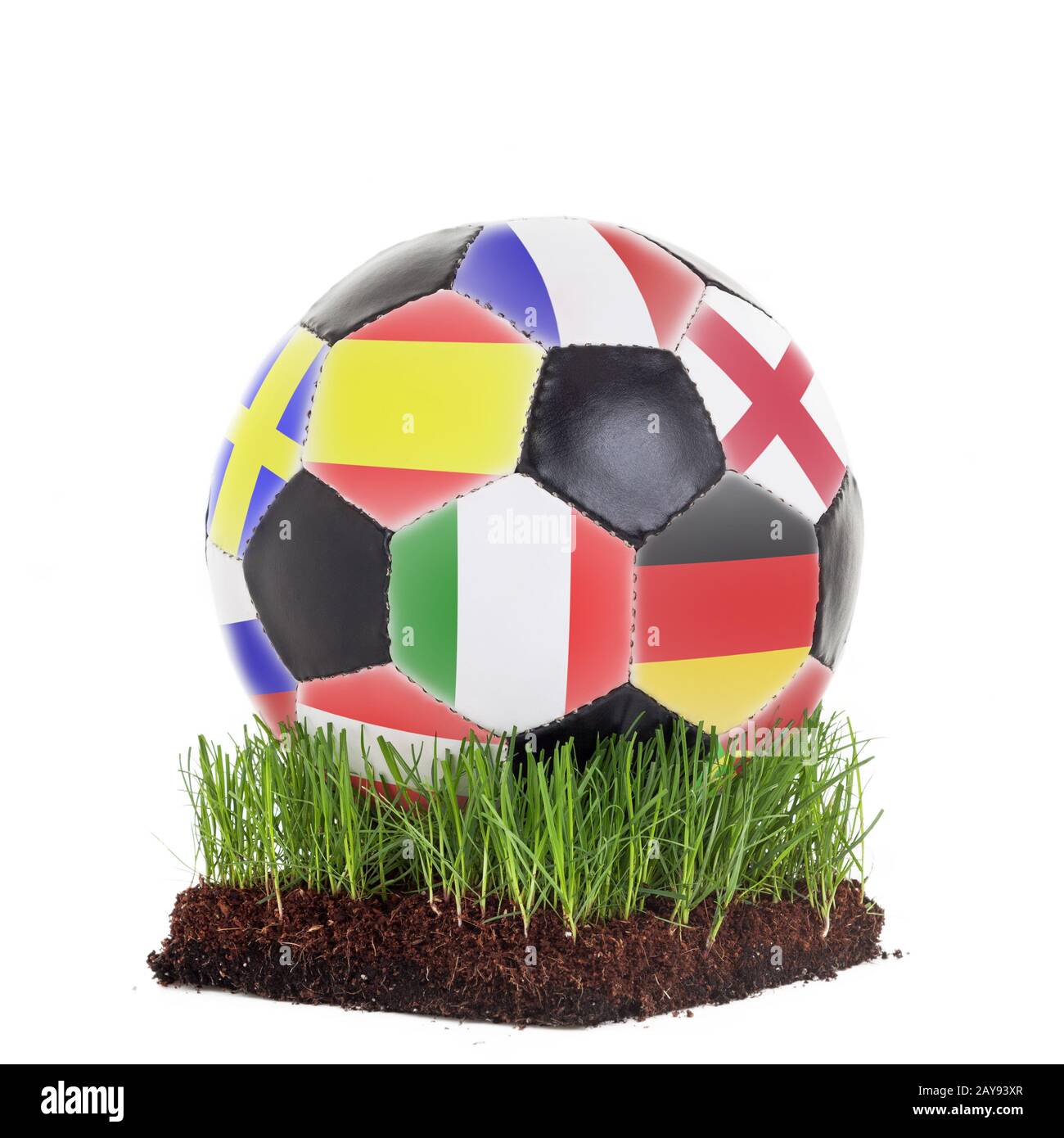 Socerball classique avec différents drapeaux allongé sur un morceau de gras isolé sur fond blanc Banque D'Images