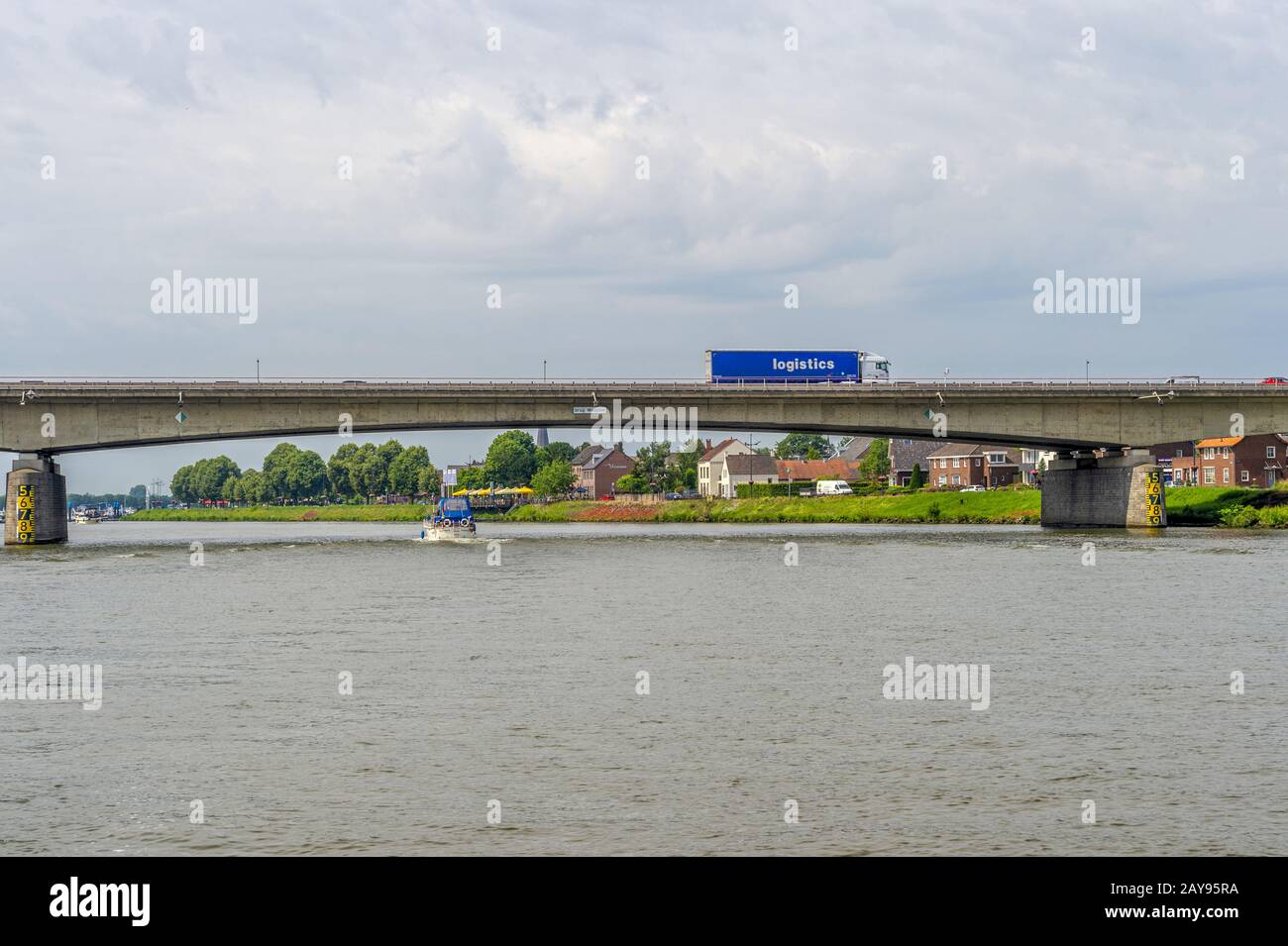 Le pont Meuse avec camion et un yacht à moteur. Banque D'Images