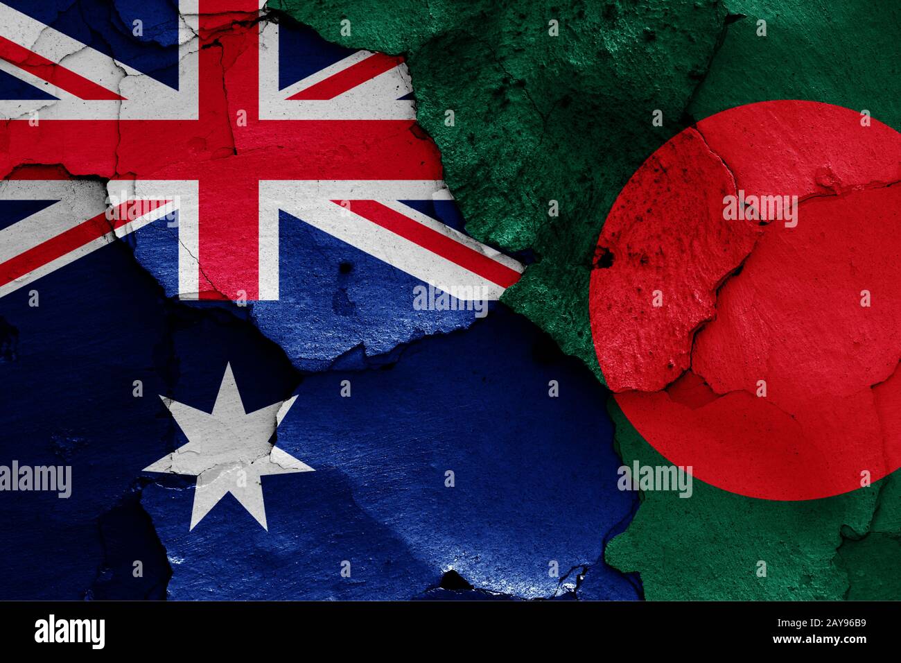 Drapeaux de l'Australie et le Bangladesh peint sur mur fissuré Banque D'Images