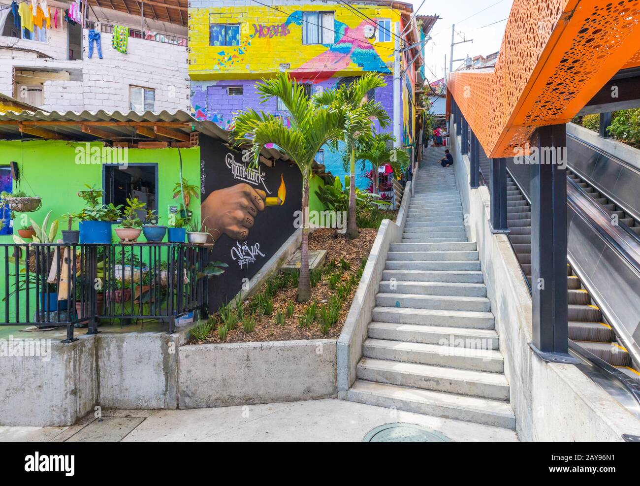 Escaliers mécaniques dans le quartier de Medellin, connu pour les peintures murales Banque D'Images