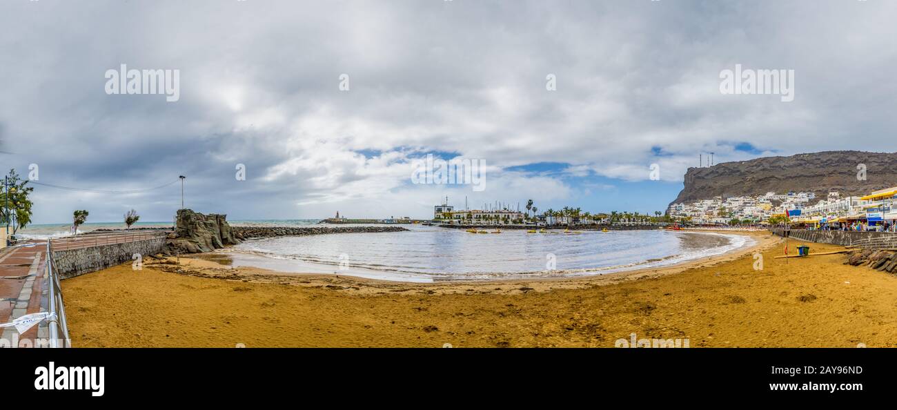 Vue panoramique sur la baie de Puerto de Mogan. Banque D'Images
