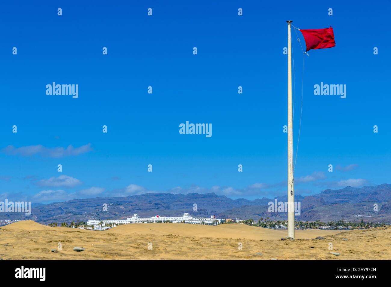 Mât blanc avec drapeau rouge (interdiction de baignade) sur la plage de Gran Canaria Banque D'Images