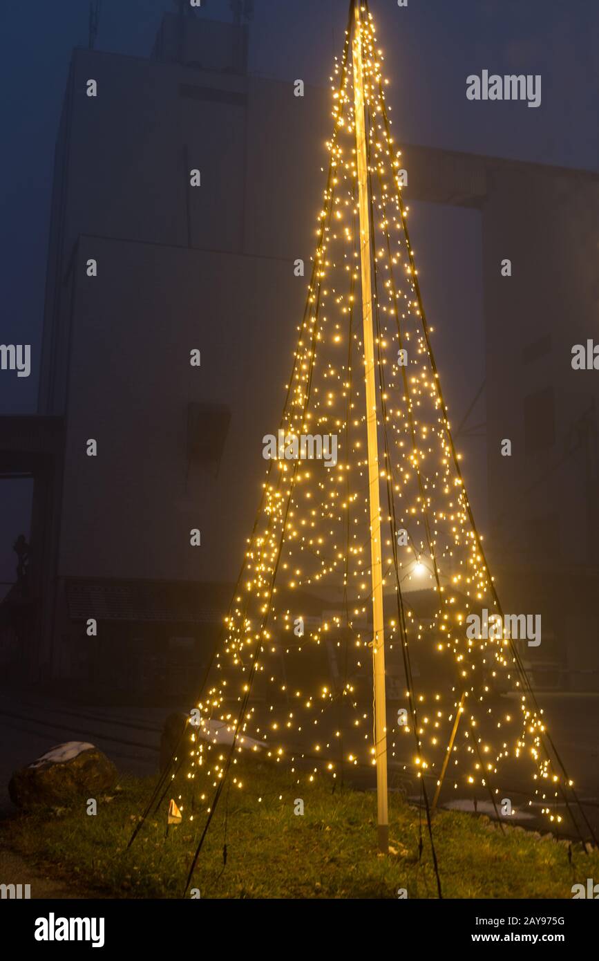 Grande chaîne de lumières LED sur l'arbre de Noël comme décoration extérieure Banque D'Images
