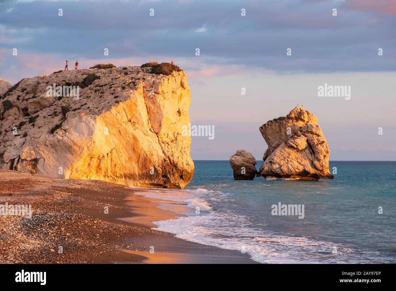 Belle vue de l'après-midi sur la plage autour de Petra tou Romiou, également connue sous le nom de lieu de naissance d'Aphrodite, à Paphos, Chypre. Personnes c Banque D'Images