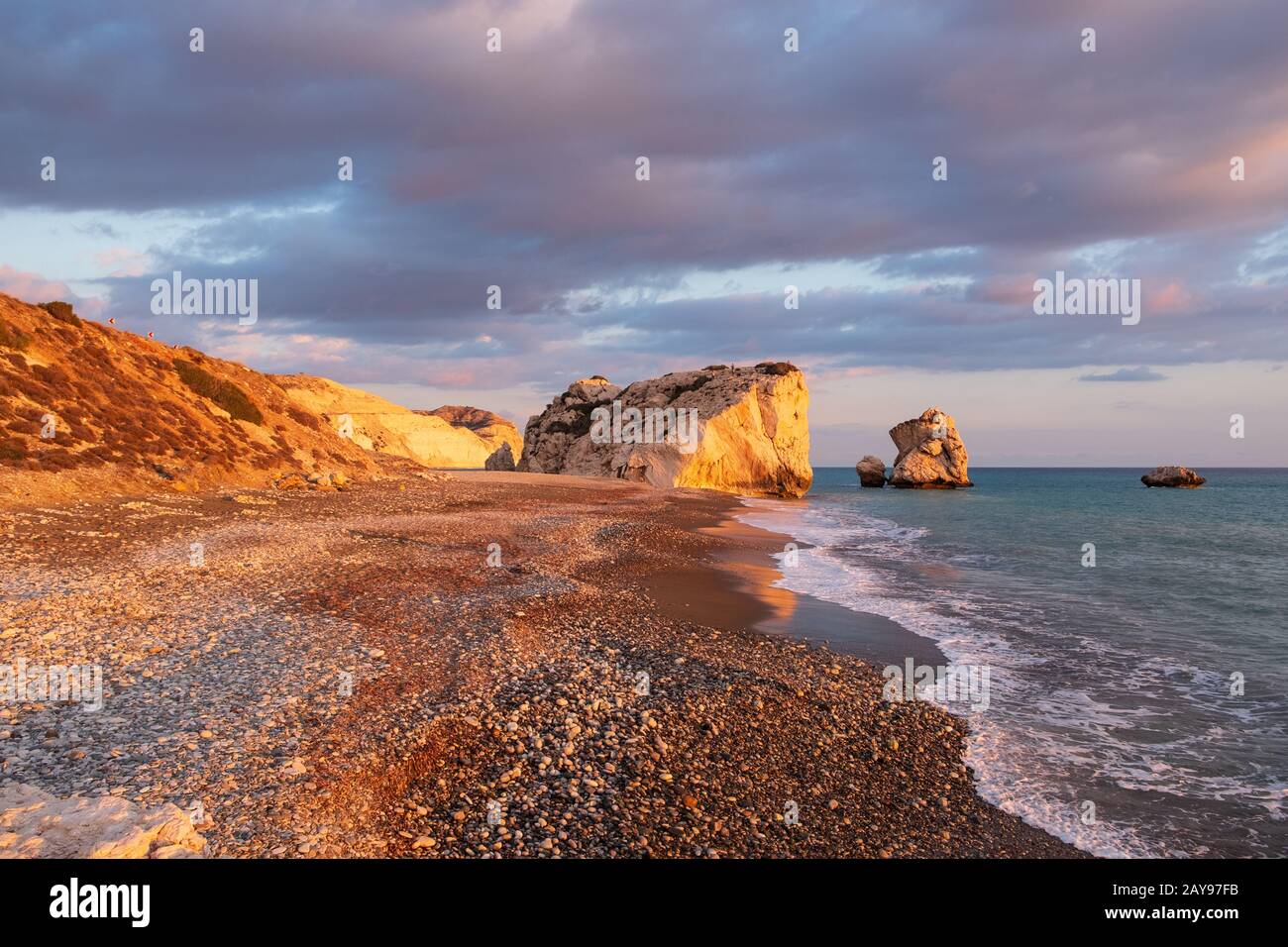 Belle vue de l'après-midi sur la plage autour de Petra tou Romiou, également connue sous le nom de lieu de naissance d'Aphrodite, à Paphos, Chypre. Banque D'Images