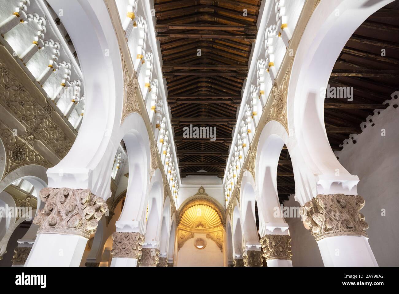 Tolède, Espagne - l'intérieur de la Synagogue Santa Maria la Blanca à Tolède, en Espagne. Banque D'Images