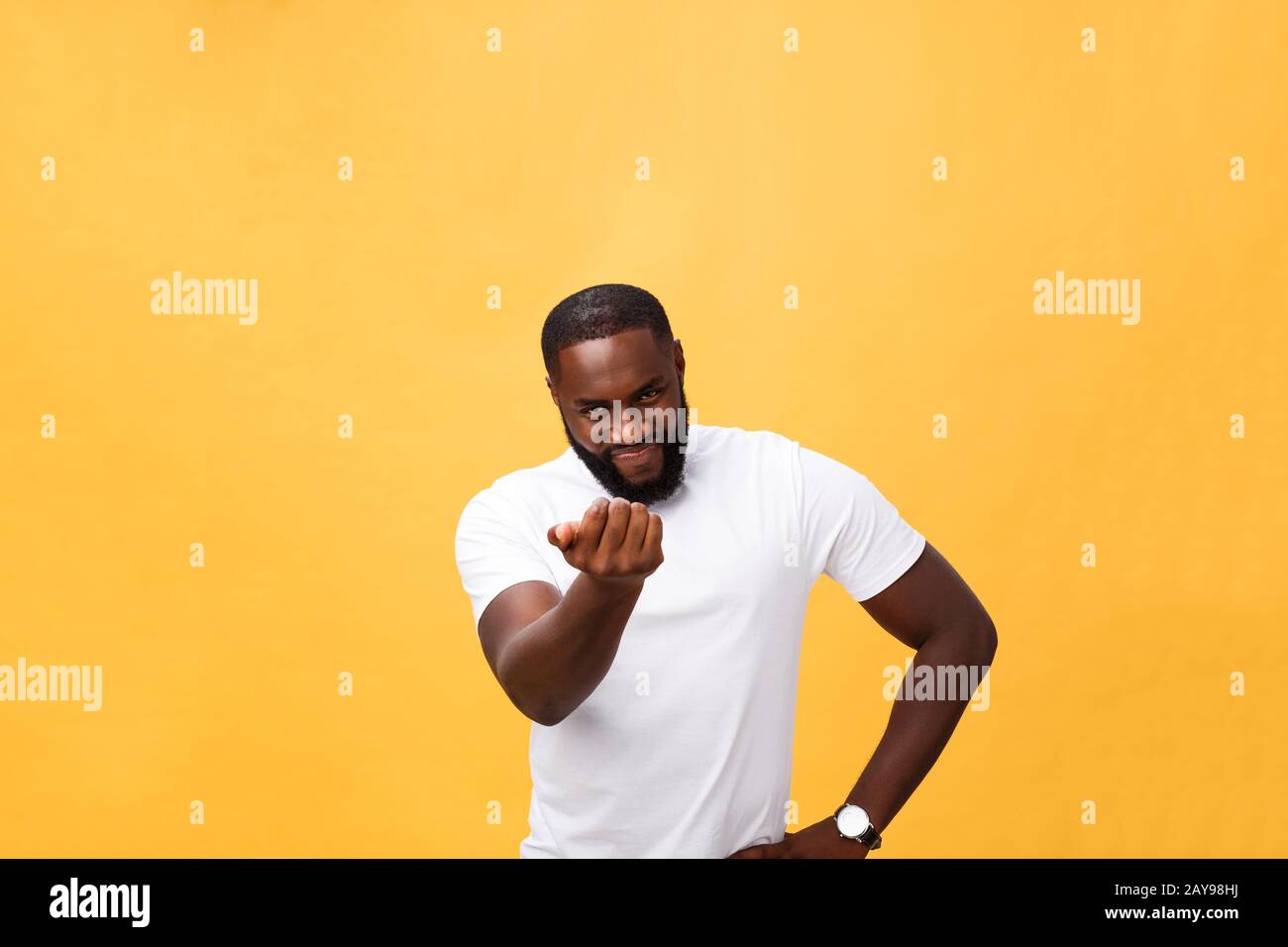 Drôle jeune client africain souriant heureux et pointant ses index doigts à l'appareil photo comme si vous le choix et l'invitation à grand sal Banque D'Images