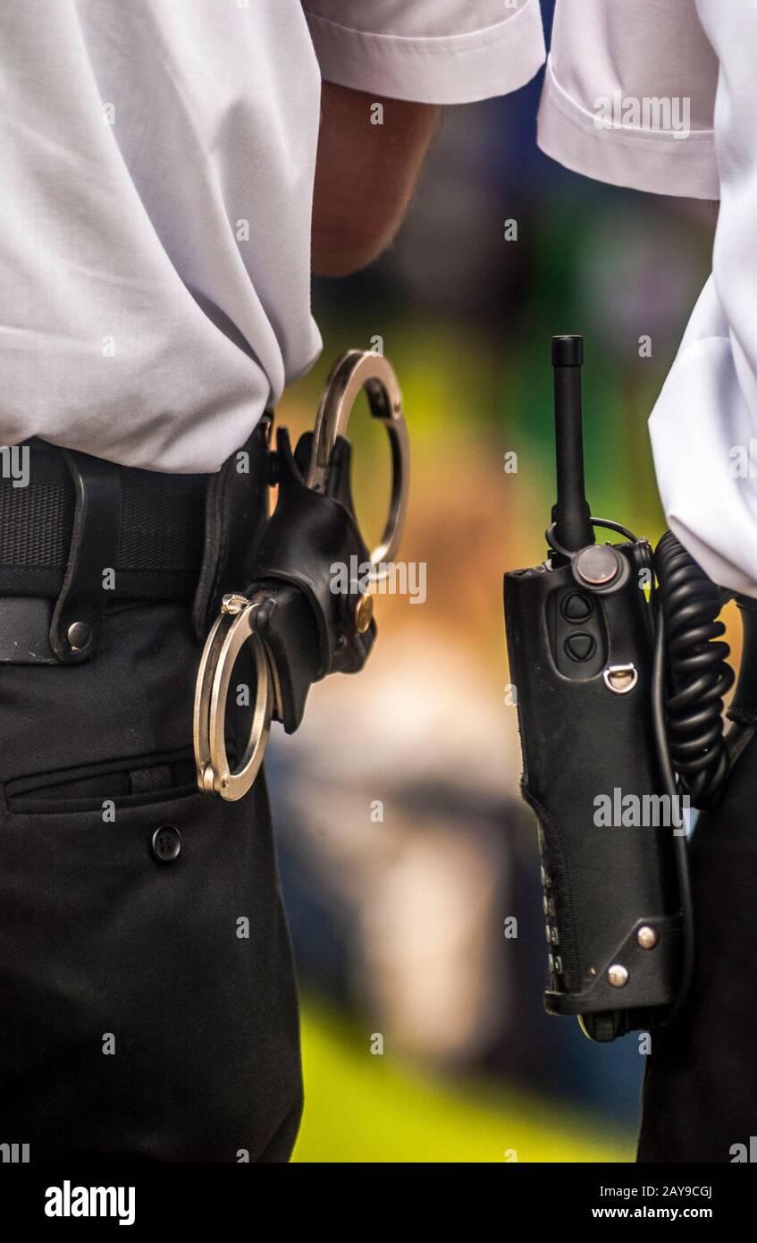 Les menottes des policiers se ceinture lors d'un événement en plein air, au Royaume-Uni. Banque D'Images