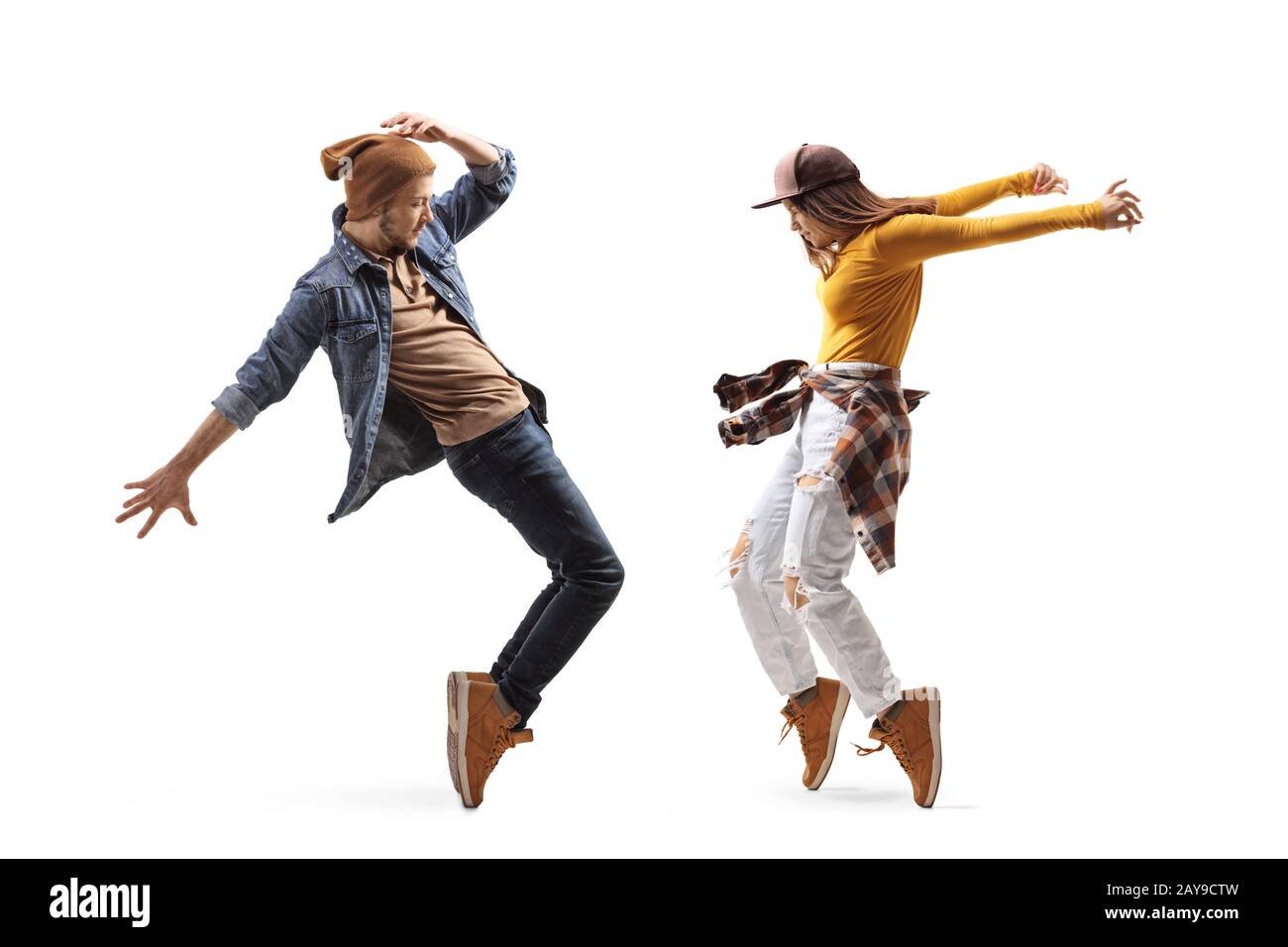 Tir sur toute la longueur d'une jeune danse masculine et féminine isolée sur fond blanc Banque D'Images