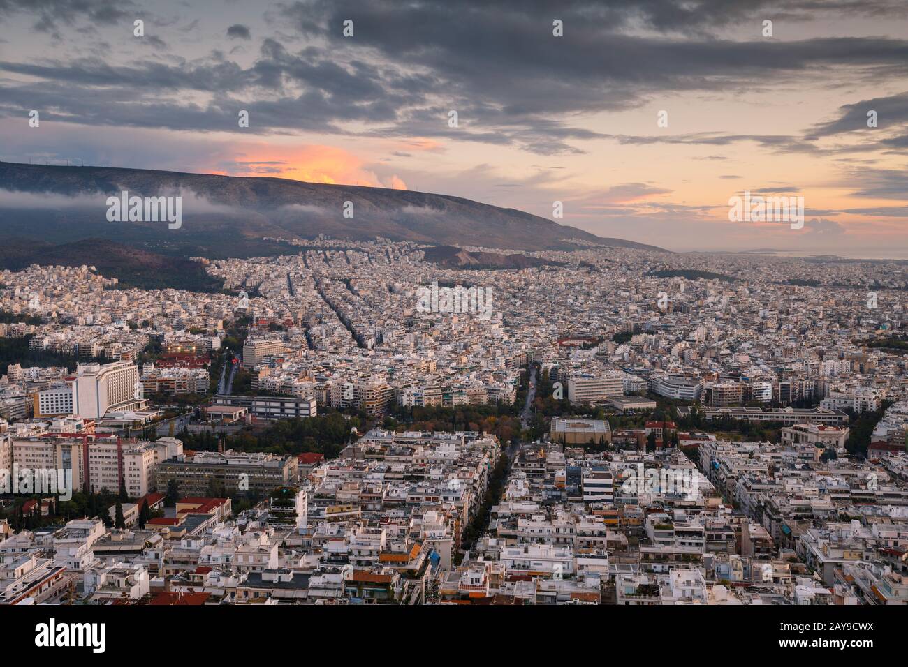Vue sur la ville d'Athènes depuis la colline de Lycabettus au coucher du soleil, Grèce. Banque D'Images