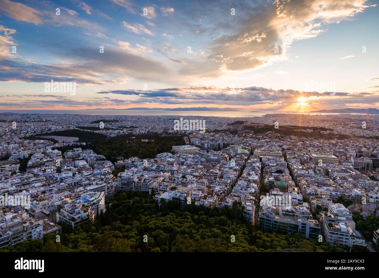 Vue de l'Acropole et la ville d'Athènes depuis la colline du Lycabette au coucher du soleil, la Grèce. Banque D'Images