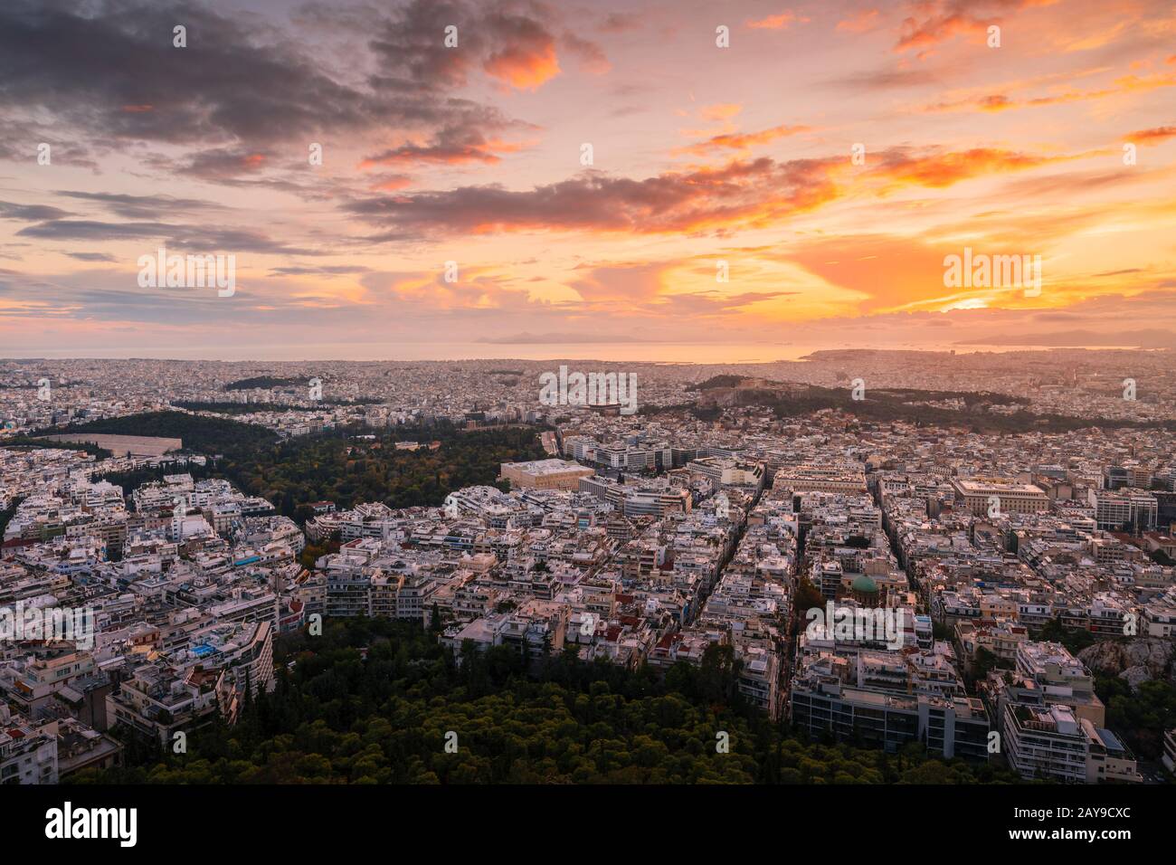 Vue de l'Acropole et la ville d'Athènes depuis la colline du Lycabette au coucher du soleil, la Grèce. Banque D'Images