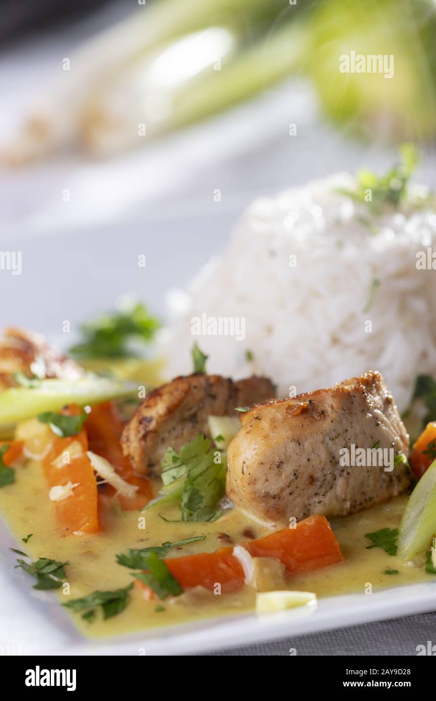 Gros plan sur un curry thaïlandais avec du riz Banque D'Images