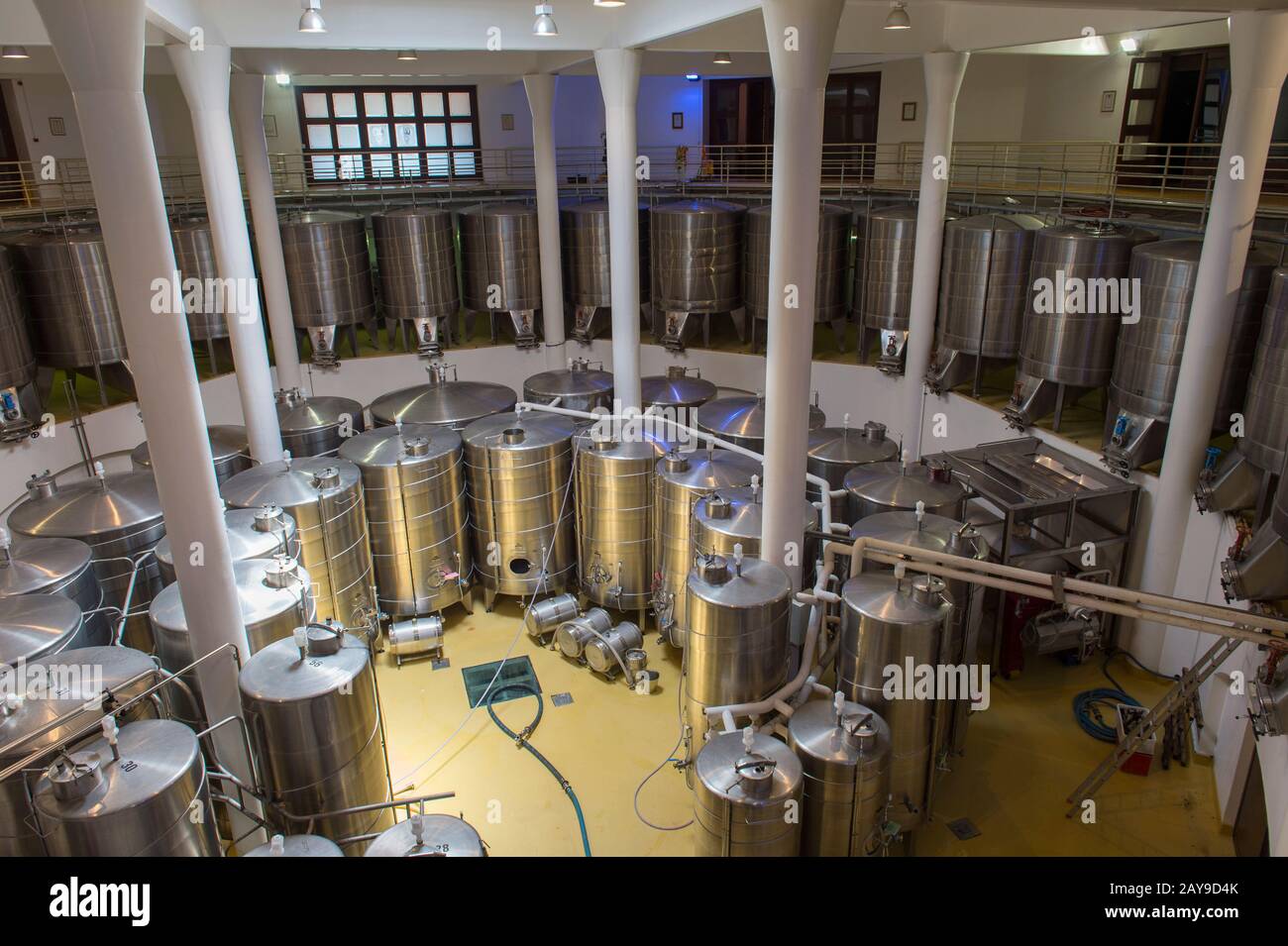 Vue sur les cuves à vin en acier inoxydable pour la fermentation et le vieillissement dans la cave à vin à plusieurs niveaux de la région viticole historique de Vergelegen à Somerset We Banque D'Images
