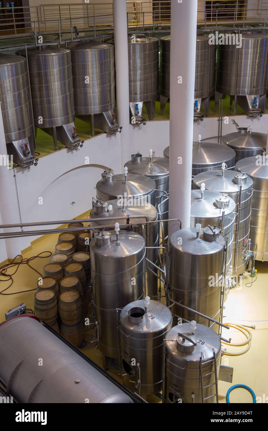 Vue sur les cuves à vin en acier inoxydable pour la fermentation et le vieillissement dans la cave à vin à plusieurs niveaux de la région viticole historique de Vergelegen à Somerset We Banque D'Images