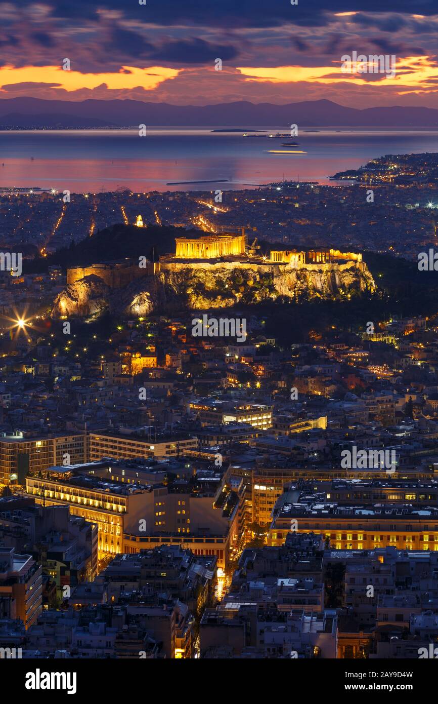 Vue de l'Acropole et la ville d'Athènes depuis la colline du Lycabette au coucher du soleil, la Grèce. Banque D'Images
