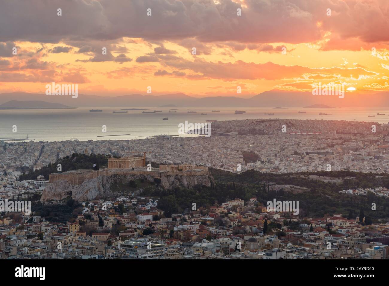 Vue de l'Acropole et la ville d'Athènes depuis la colline du Lycabette au coucher du soleil, la Grèce. Banque D'Images