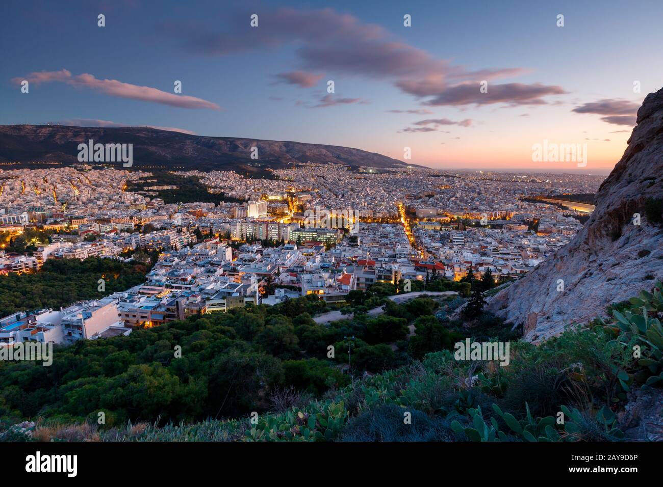 Vue d'Athènes depuis la colline du Lycabette au coucher du soleil, la Grèce. Banque D'Images