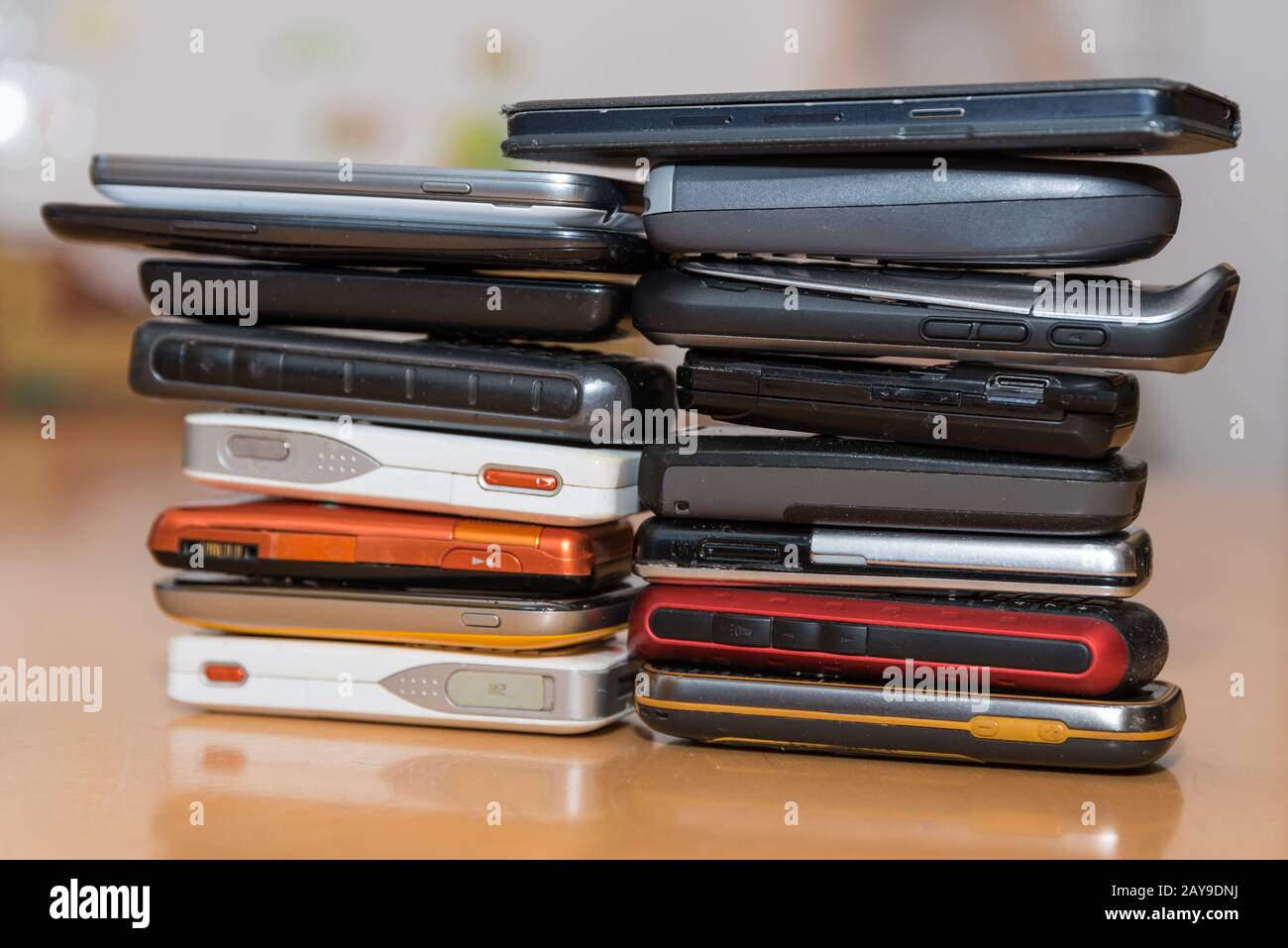 Deux piles de smartphones et de téléphones portables collectés - gros plan Banque D'Images