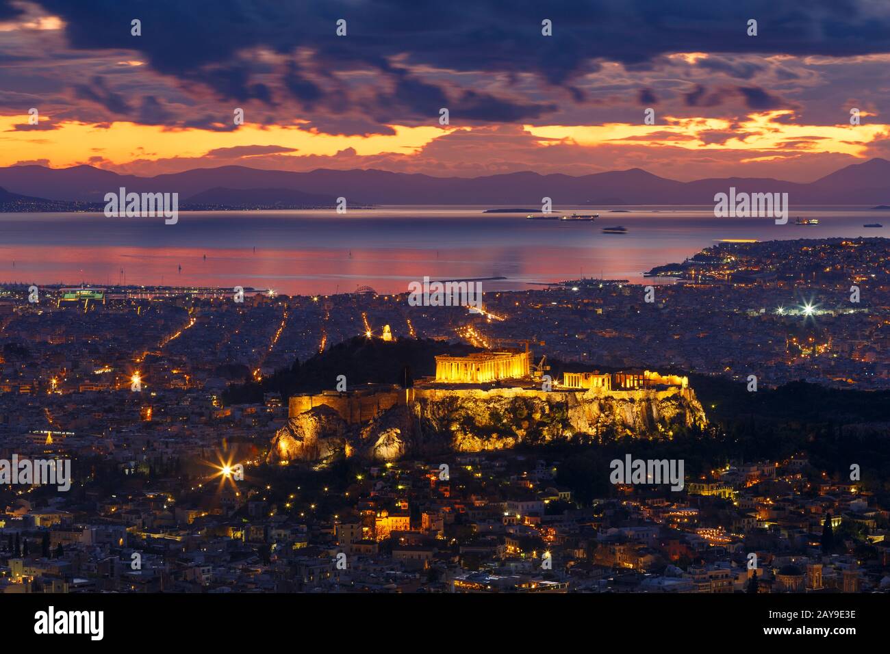 Vue de l'Acropole et la ville d'Athènes depuis la colline du Lycabette au coucher du soleil, la Grèce. Banque D'Images