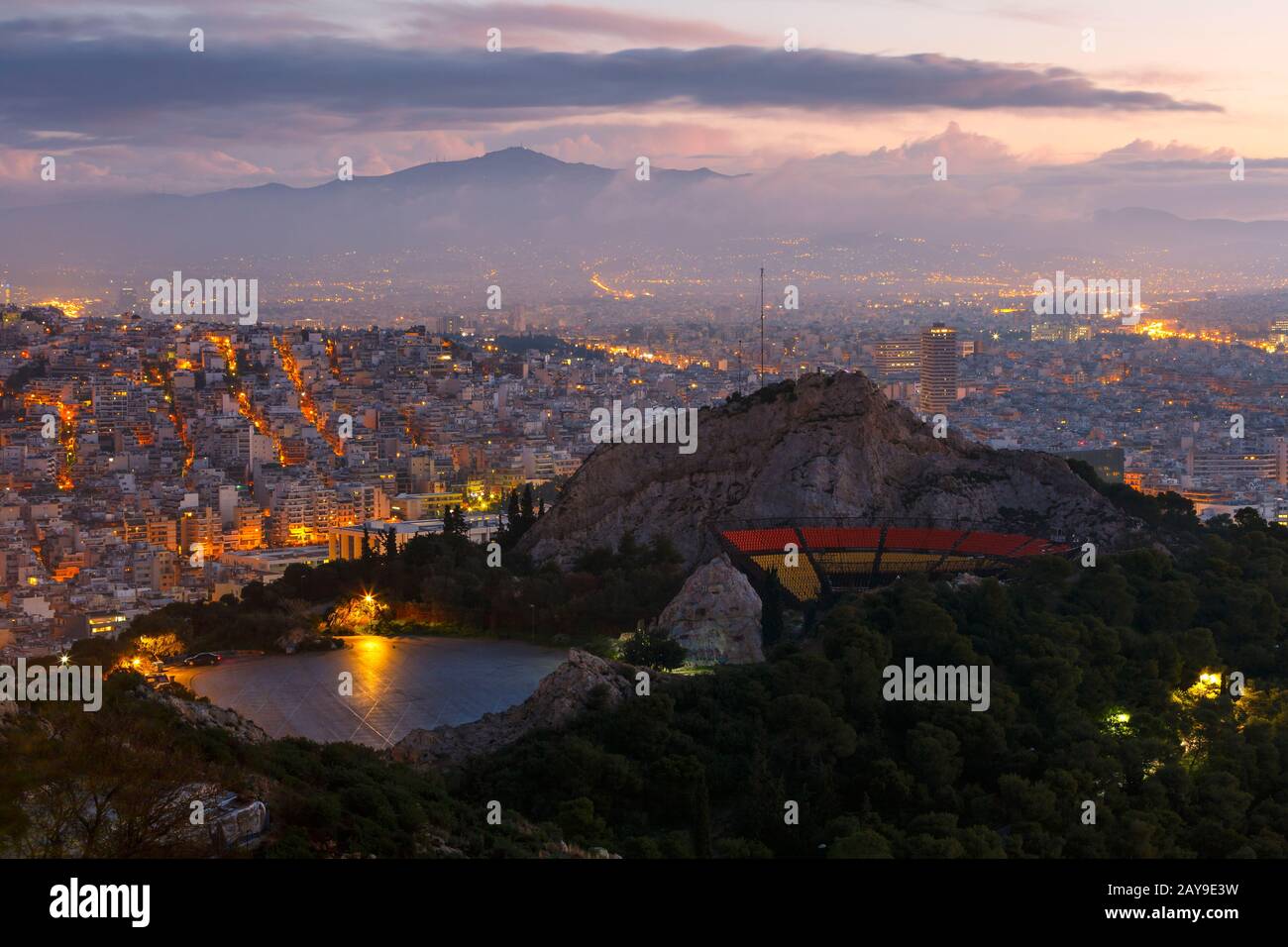 Vue d'Athènes depuis la colline du Lycabette à l'aube, la Grèce. Banque D'Images