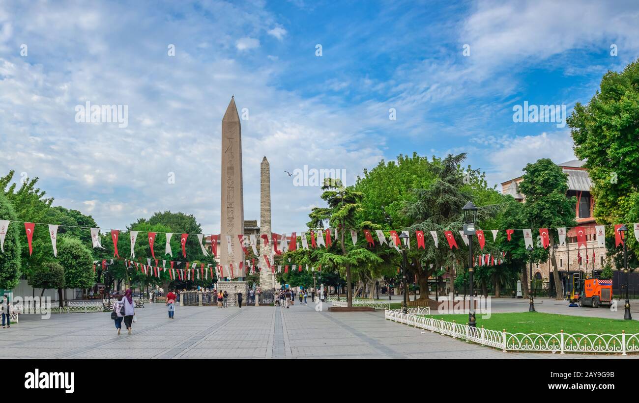 Istanbul, Turquie – 07.13.2019. Place Sultanahmed, Obélisque de Theodosius et Obélisque de Constantin un matin d'été nuageux. Banque D'Images