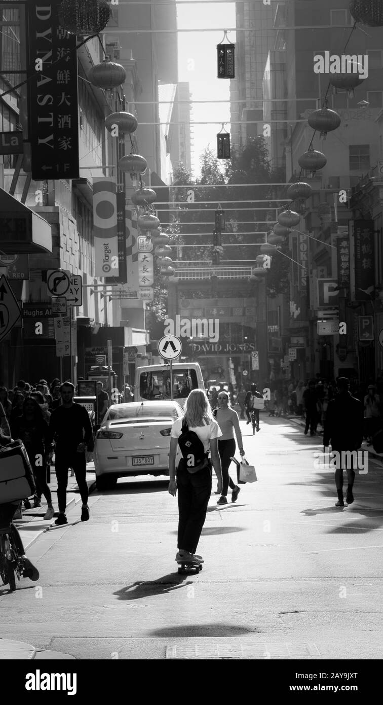 Femme skateboarder dans la ville de Chine Banque D'Images