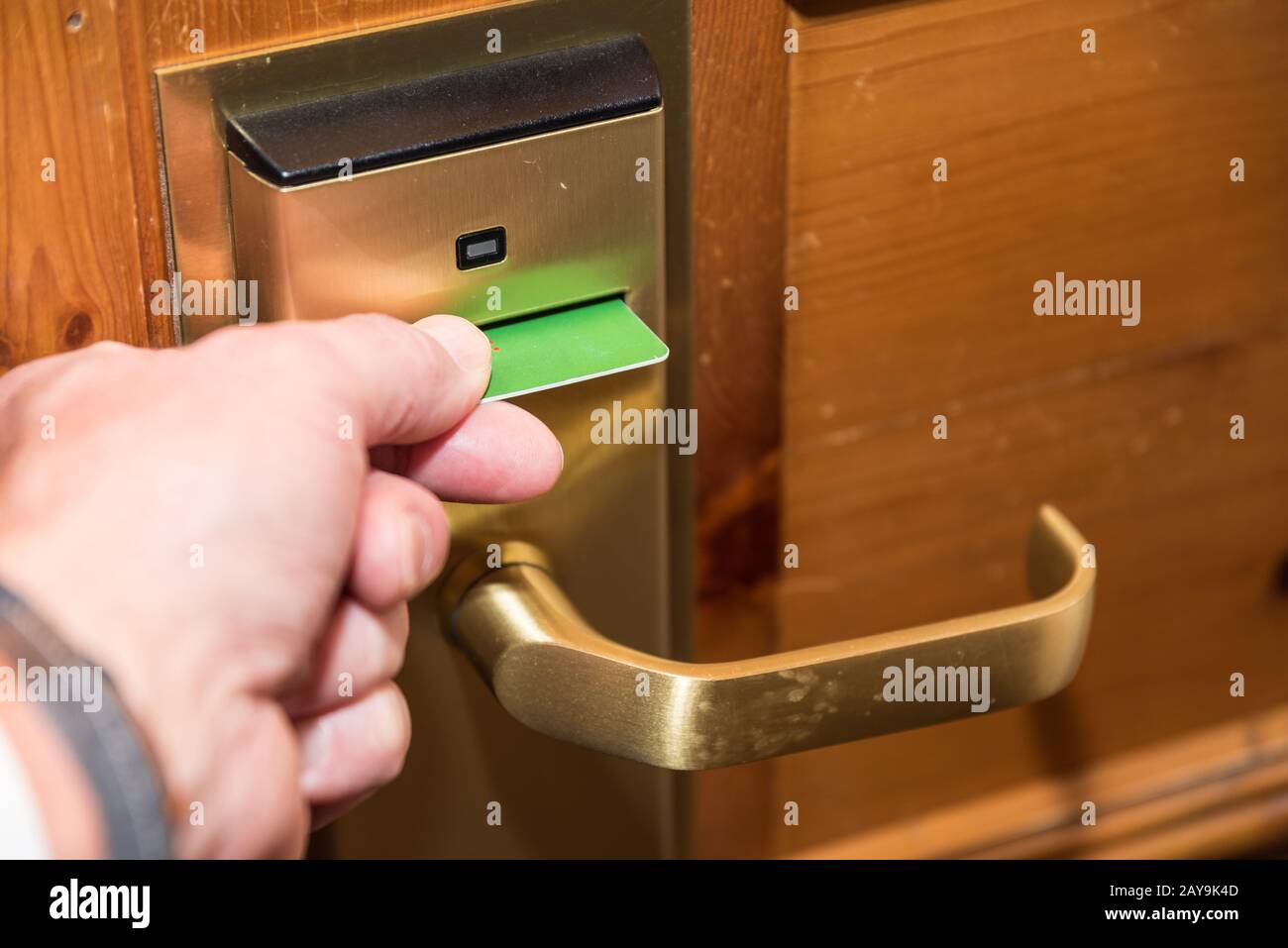 Contrôle de sécurité lors de l'ouverture d'une porte d'entrée - enregistrement moderne Banque D'Images