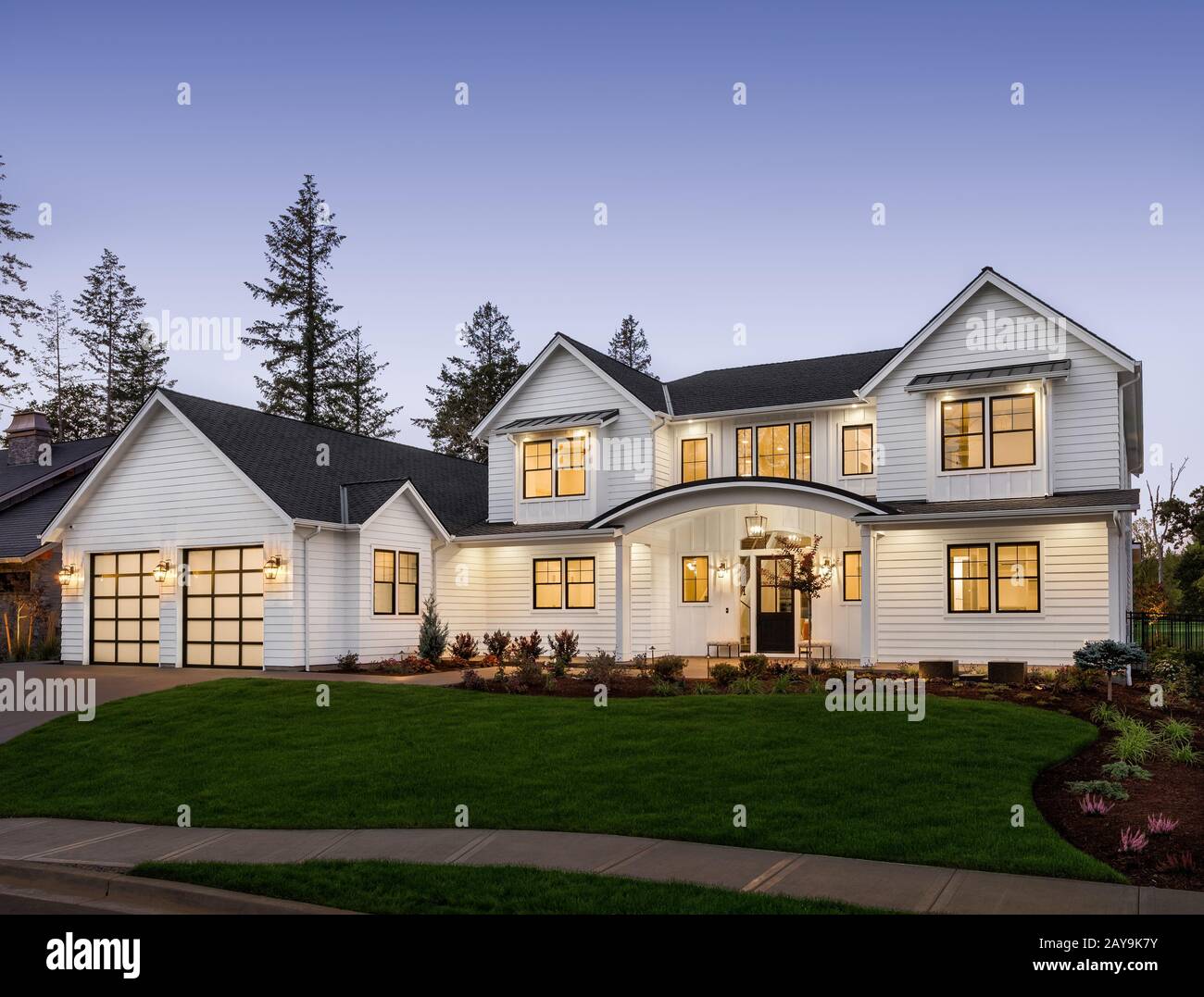 Belle maison de luxe moderne de style ferme extérieur au crépuscule Banque D'Images