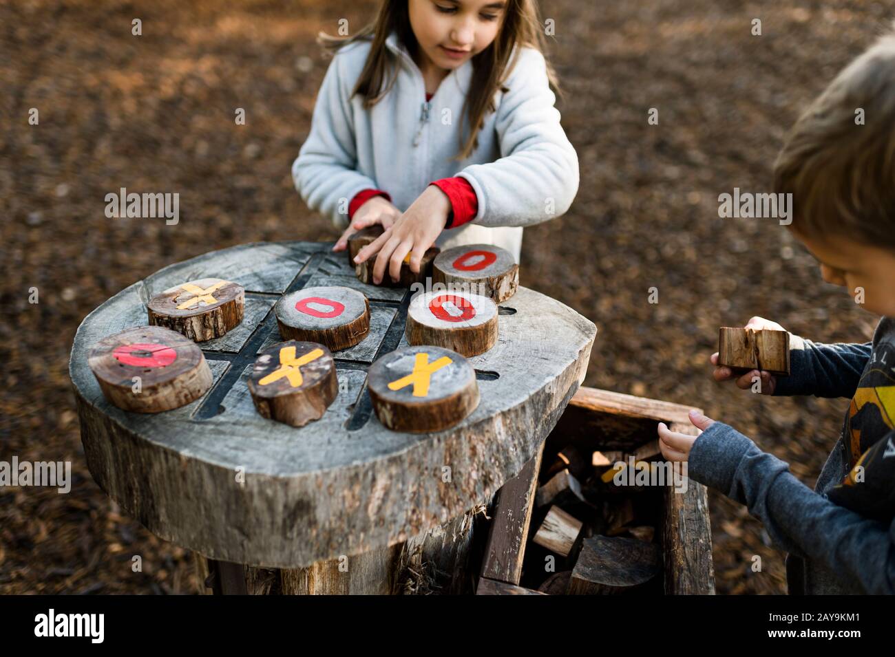Enfants jouant au TIC TAC TOE au terrain de jeu naturel extérieur au Texas Banque D'Images