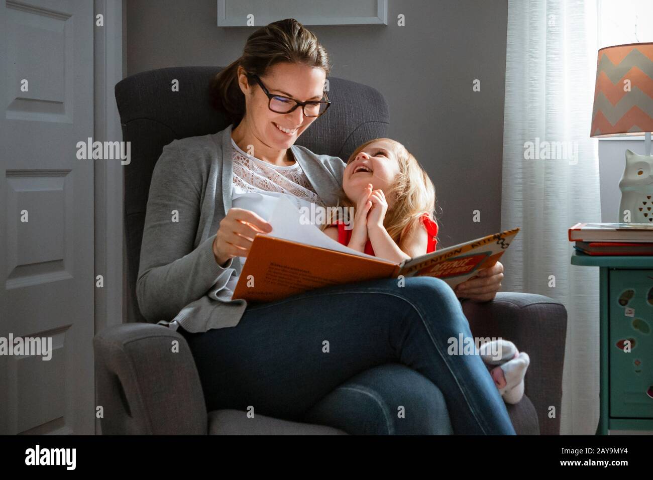 Mère et fille appréciant de lire un livre dans un après-midi décontracté Banque D'Images