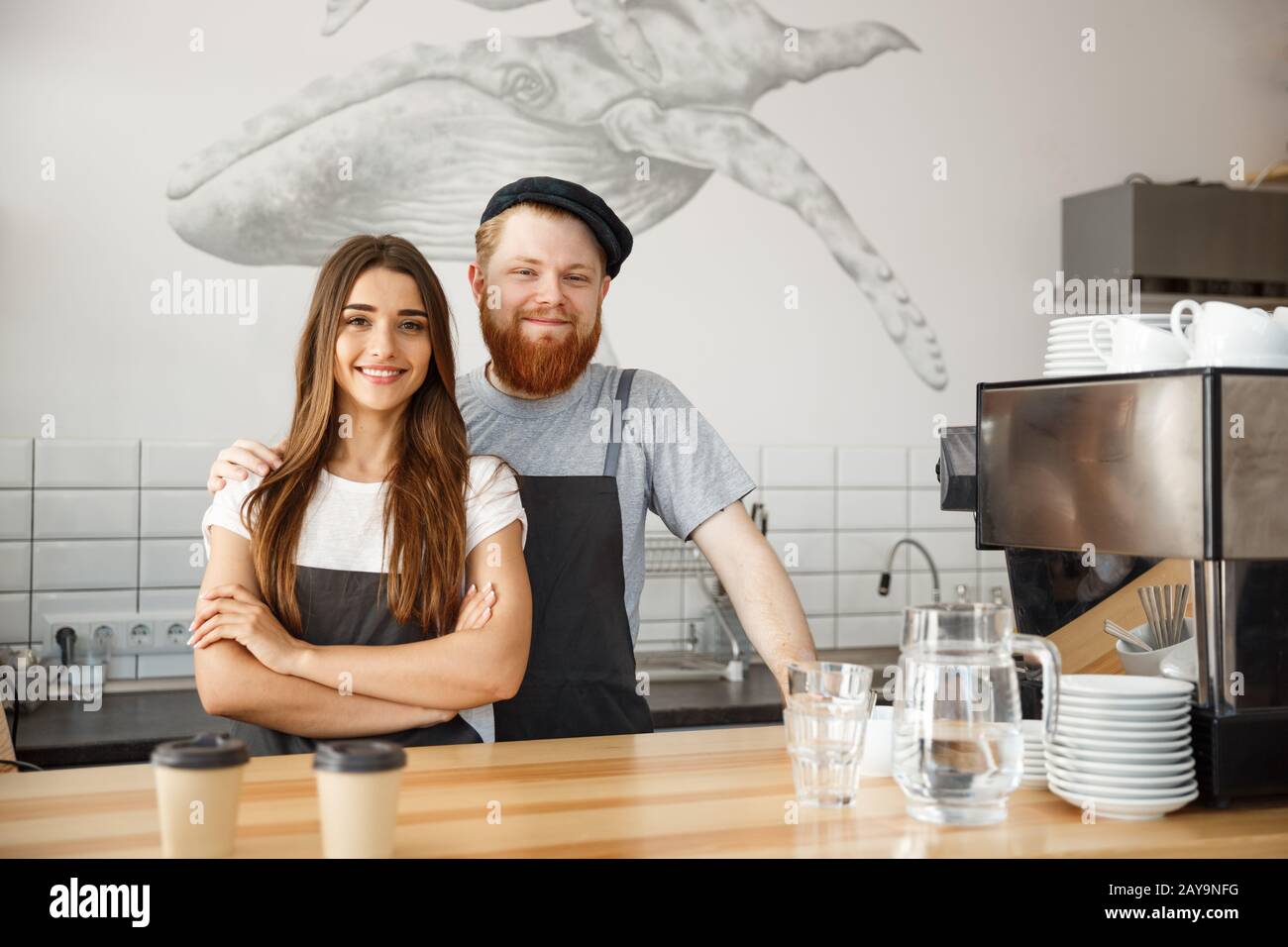 Café Business concept - Un jeune homme positif barbu et une belle dame séduisante couple de barista aiment travailler ensemble au Banque D'Images