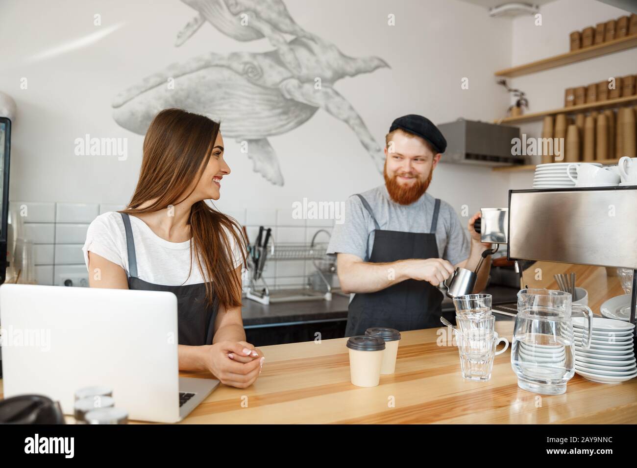 Café Business concept - Un jeune homme positif barbu et une belle dame séduisante couple de barista aiment travailler ensemble au Banque D'Images