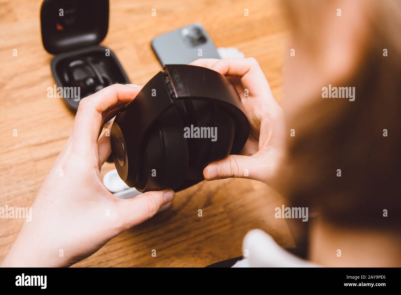 Paris, France - 30 octobre 2019 : vue aérienne des mains des femmes qui déplie les écouteurs Beats Pro avec suppression active du bruit pour un son immersif Banque D'Images