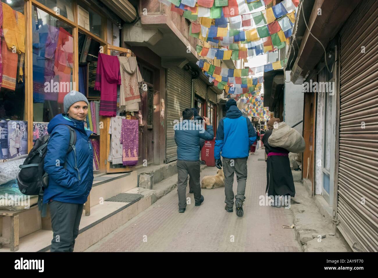 Rue latérale avec drapeaux de prière, Leh, Ladakh, Inde Banque D'Images