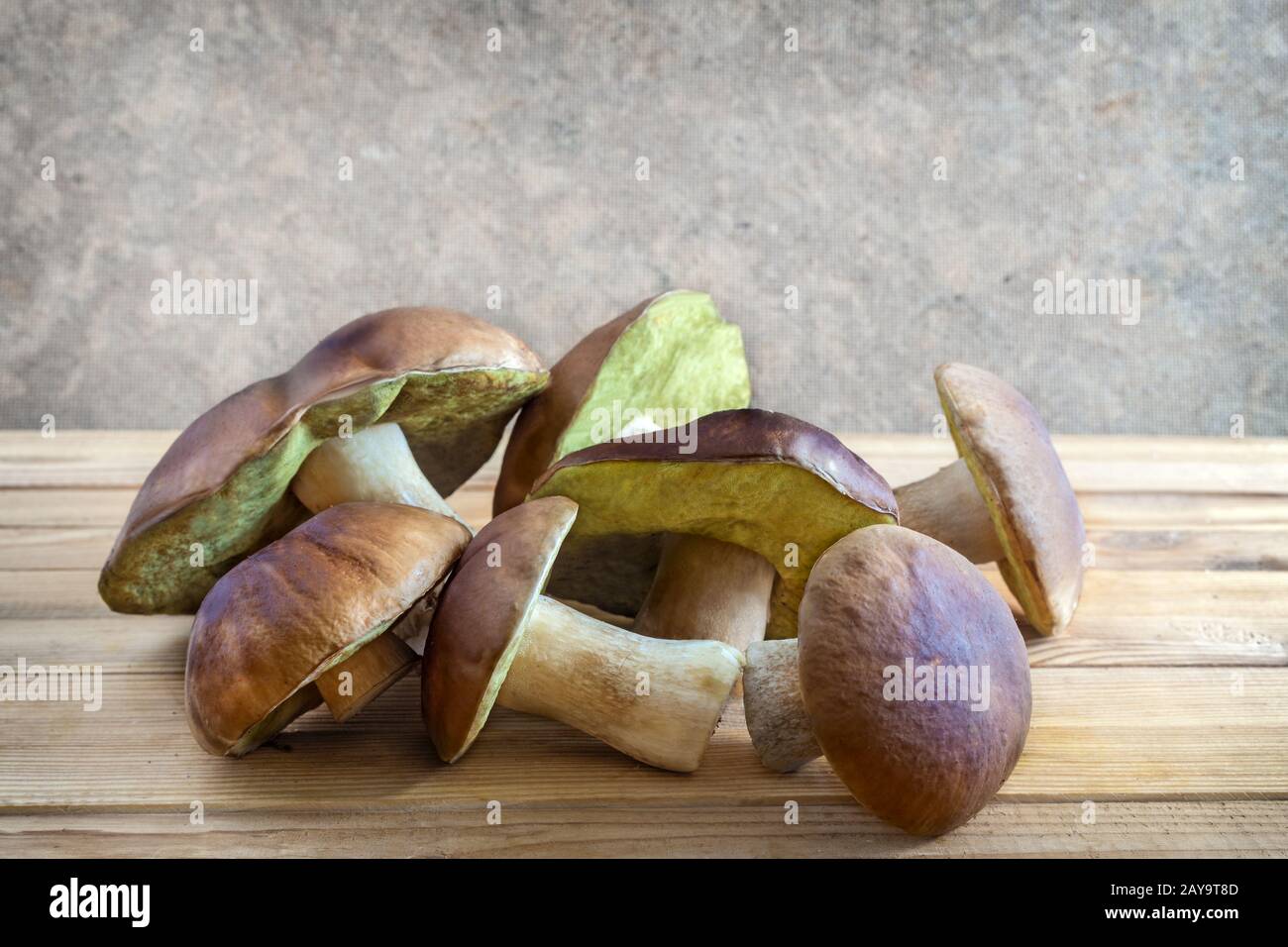 Bolets champignons frais sur une table en bois Banque D'Images