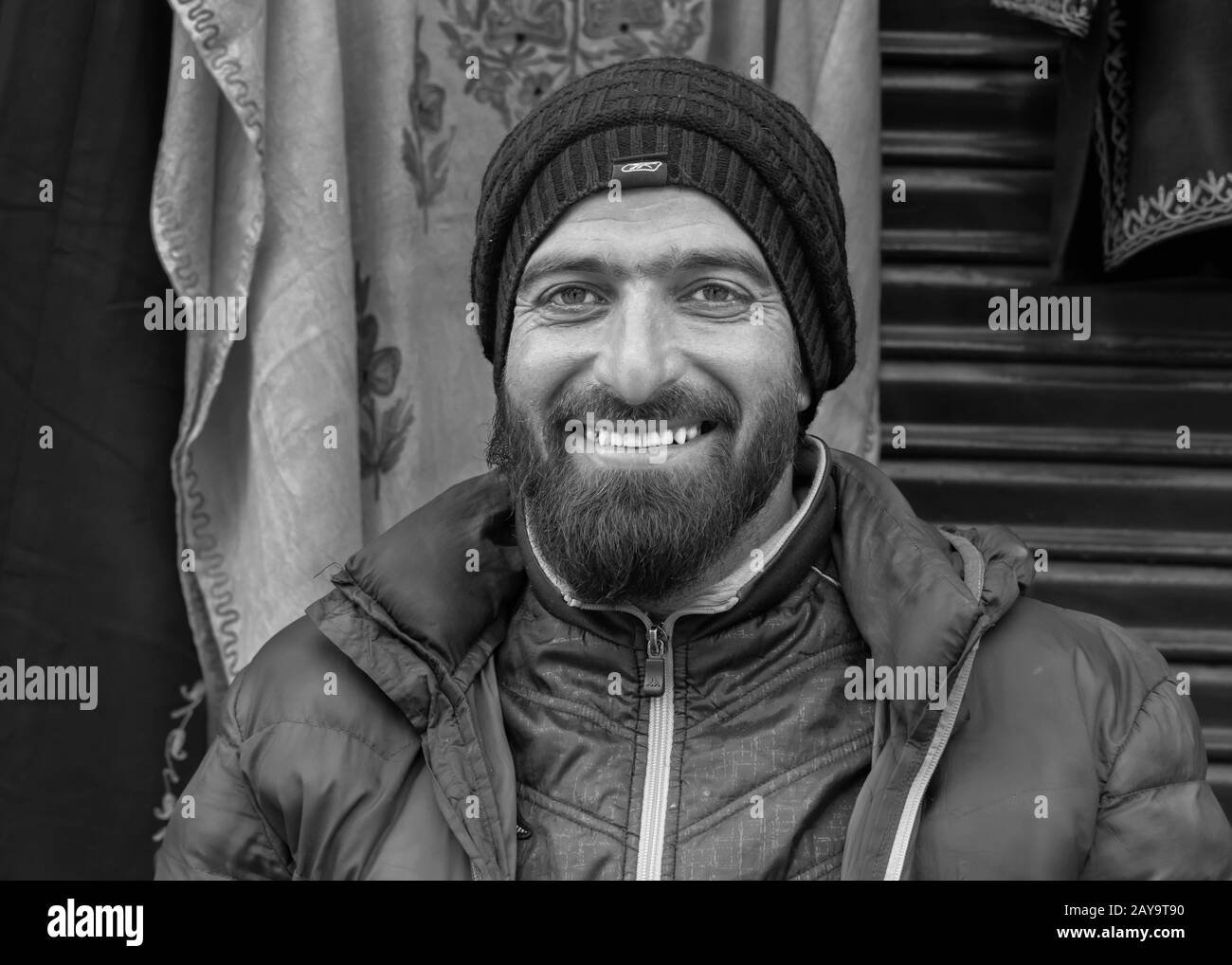 Portrait d'un gardien de magasin, Bazar Road, Leh, Ladakh, Inde Banque D'Images