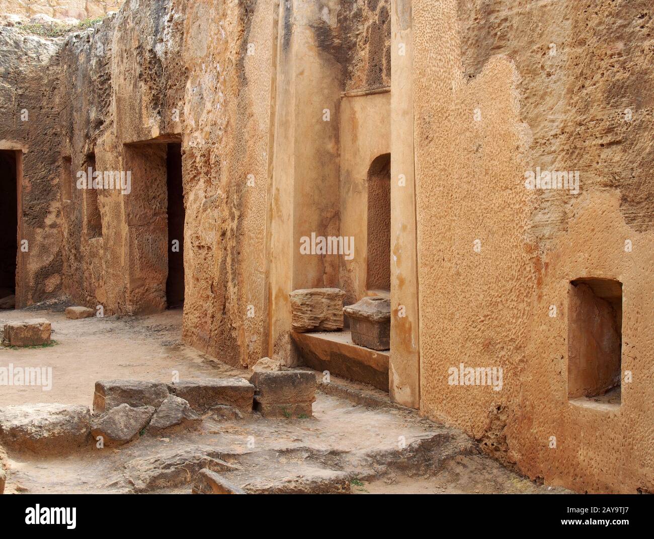 portes et niches dans un mur de grès faisant une rue comme vue dans le temple des rois de chypre Banque D'Images
