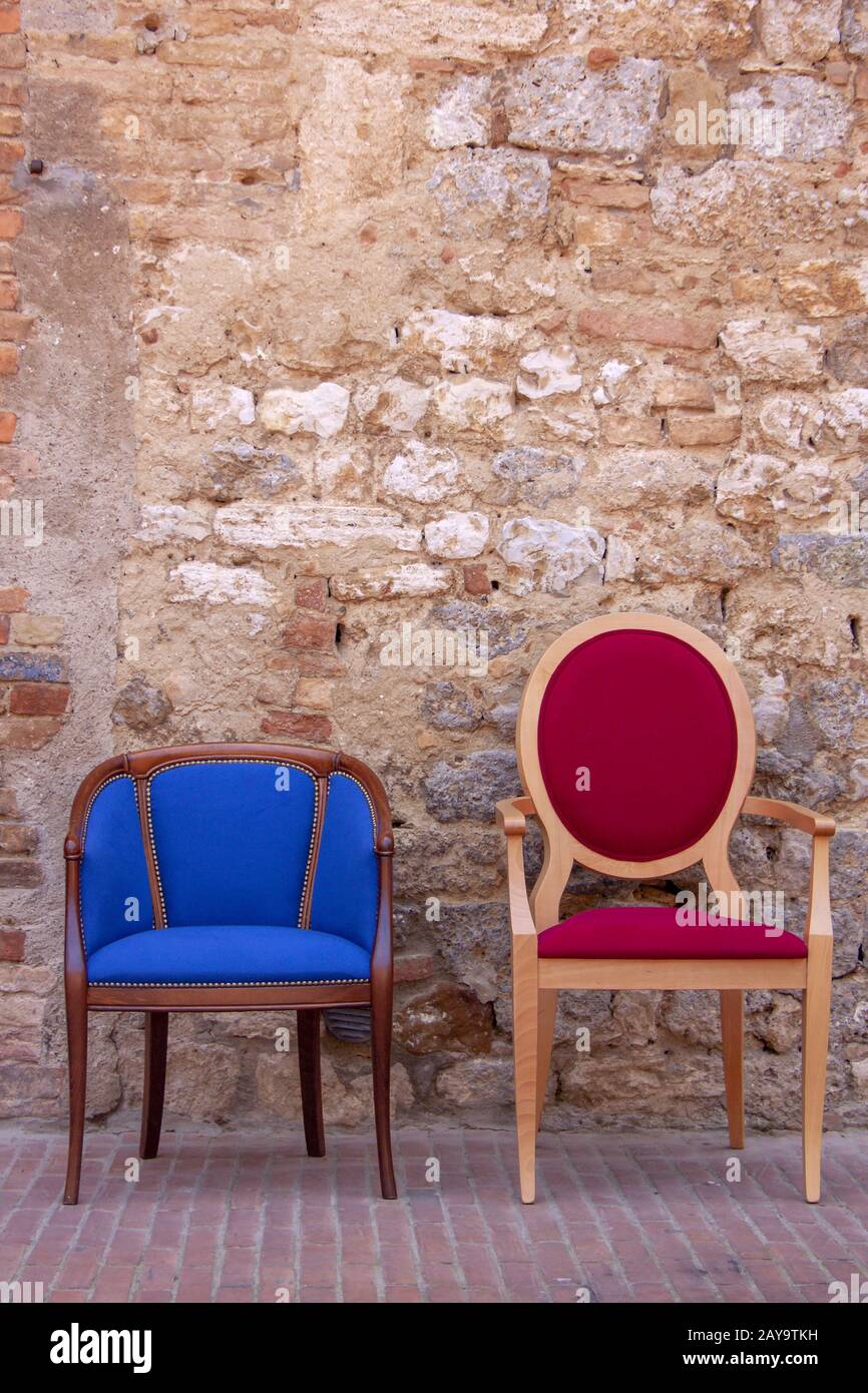 Deux fauteuils devant le mur de la maison Banque D'Images