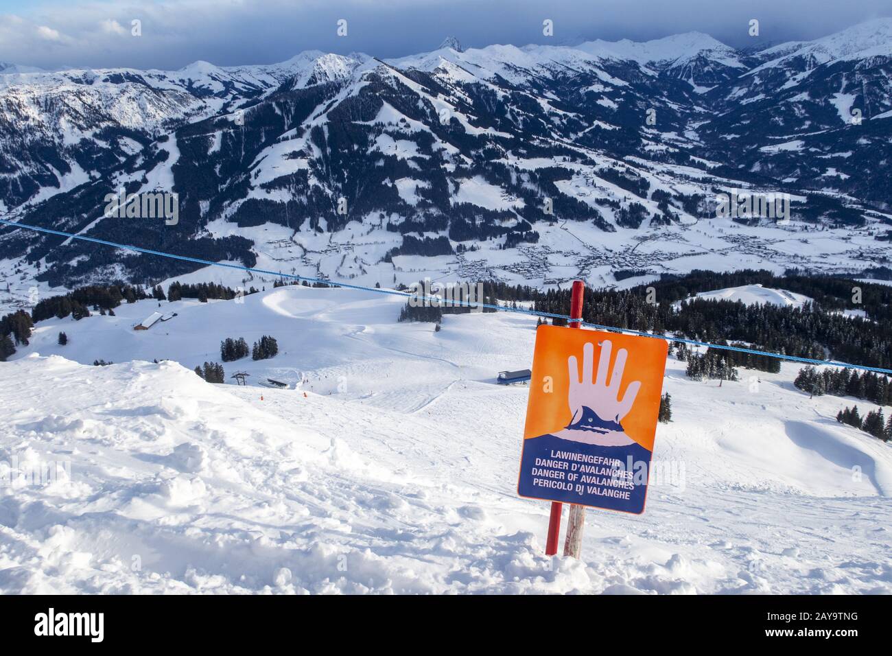 Panneaux d'avertissement d'avalanche dans les Alpes autrichiennes Banque D'Images