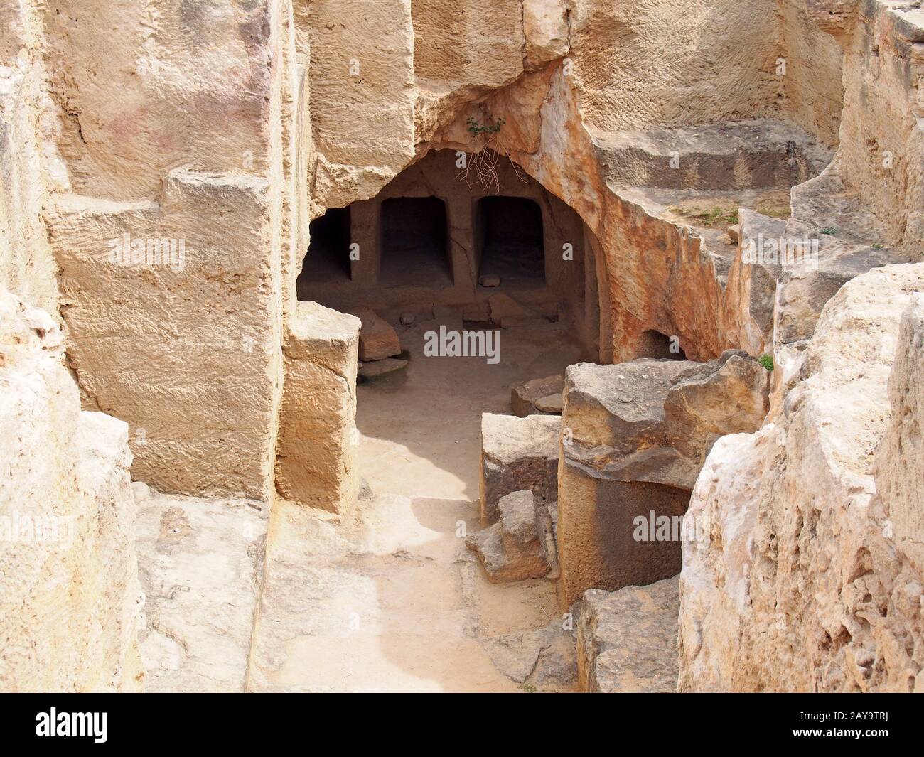 entrée sculptée aux catacombes souterraines à la tombe des rois de paphos, chypre Banque D'Images