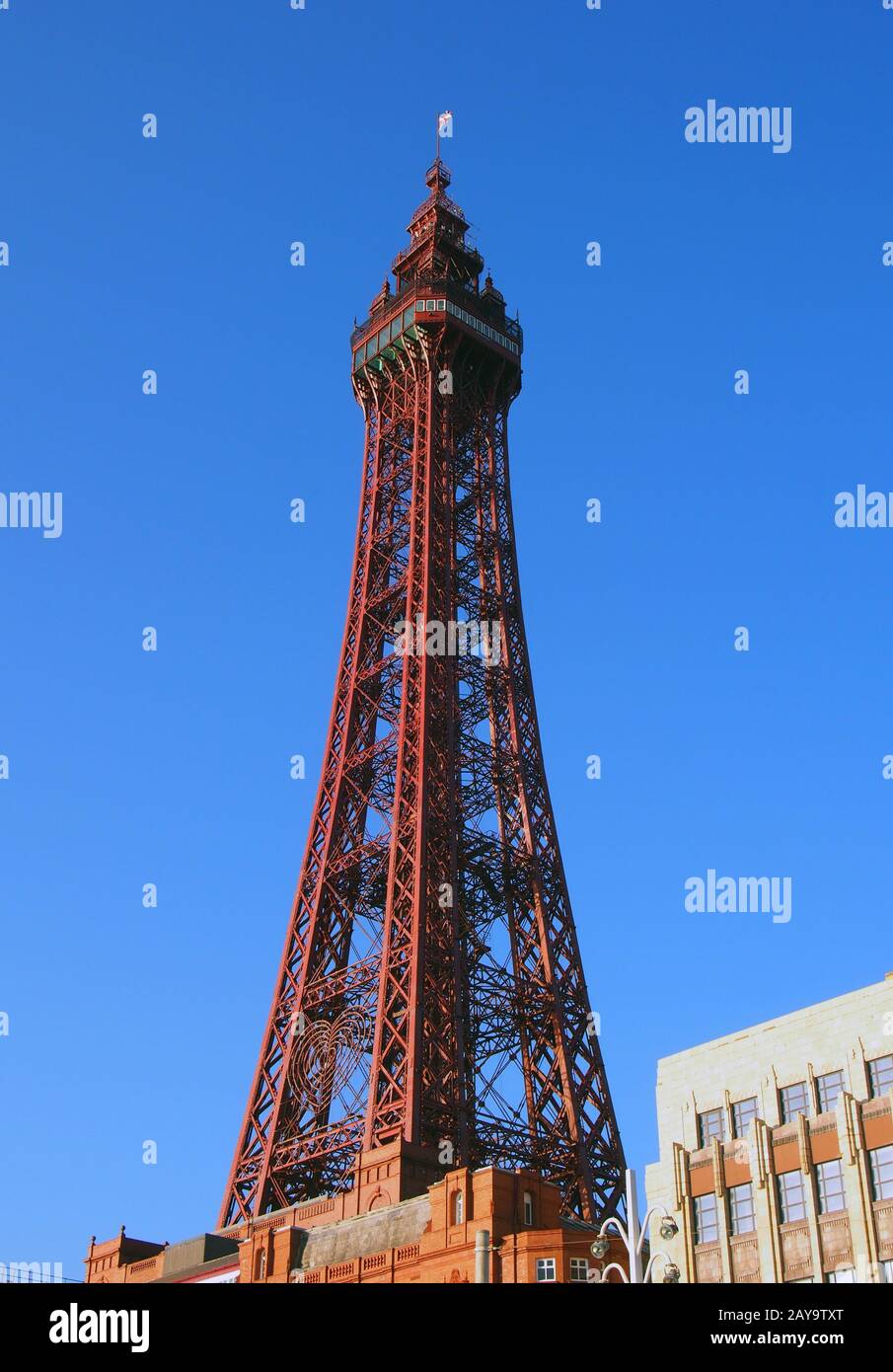 Vue verticale de la tour de Blackpool en plein soleil contre un ciel bleu vif d'été Banque D'Images