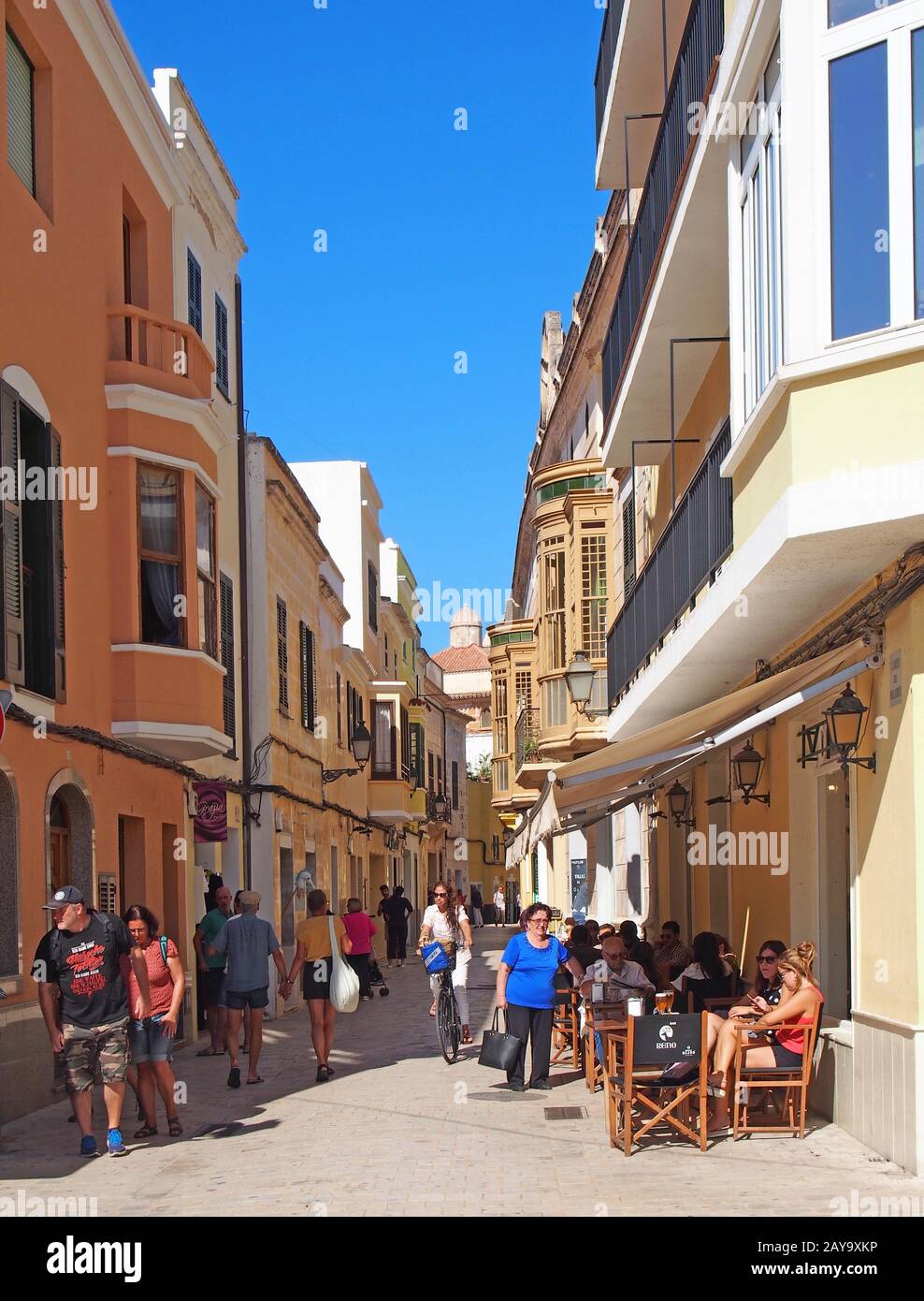 Tourists in town ciutadella menorca Banque de photographies et d'images à  haute résolution - Alamy