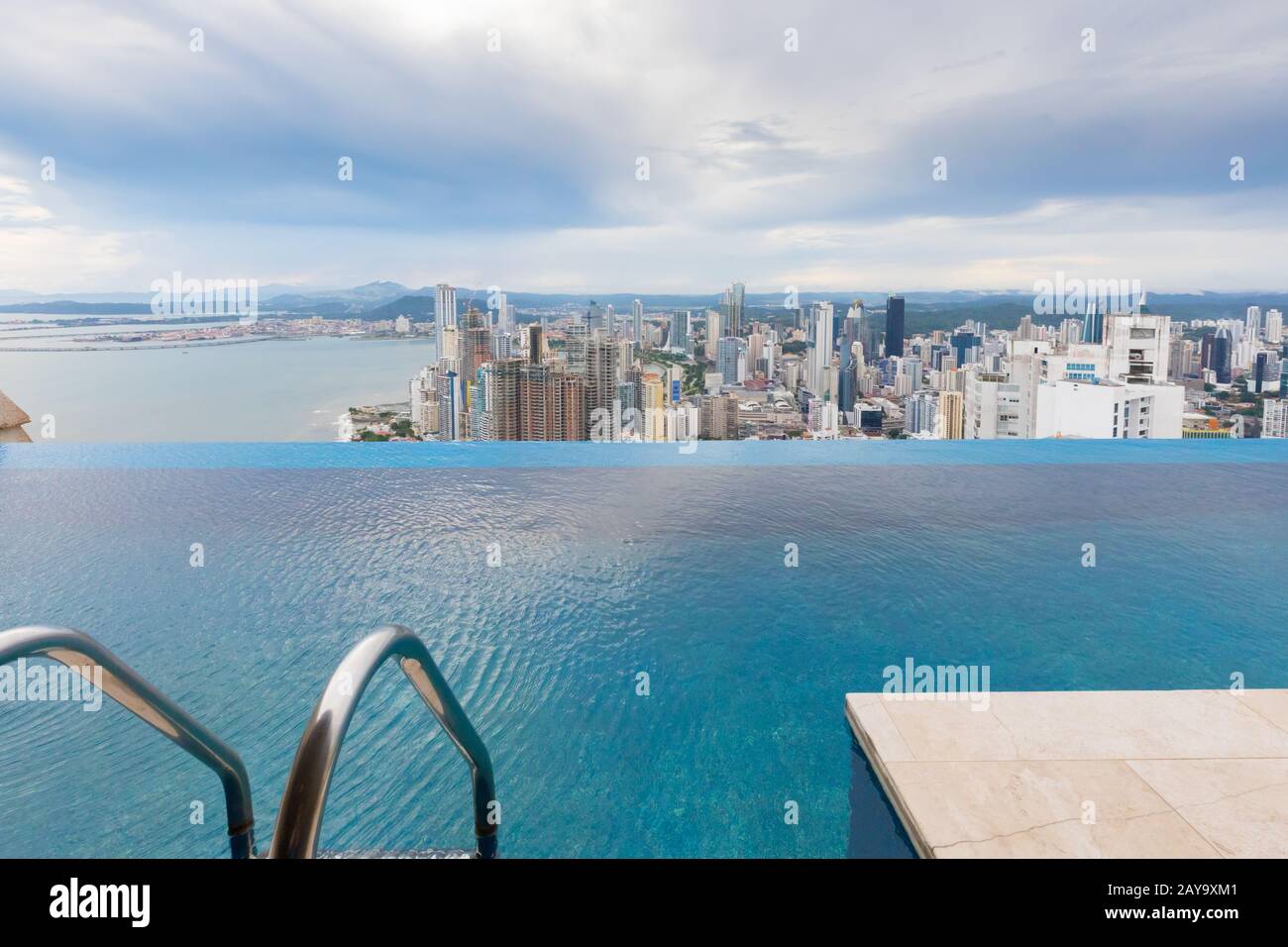 Panama City vue de la piscine sur le toit d'un gratte-ciel au coucher du soleil Banque D'Images