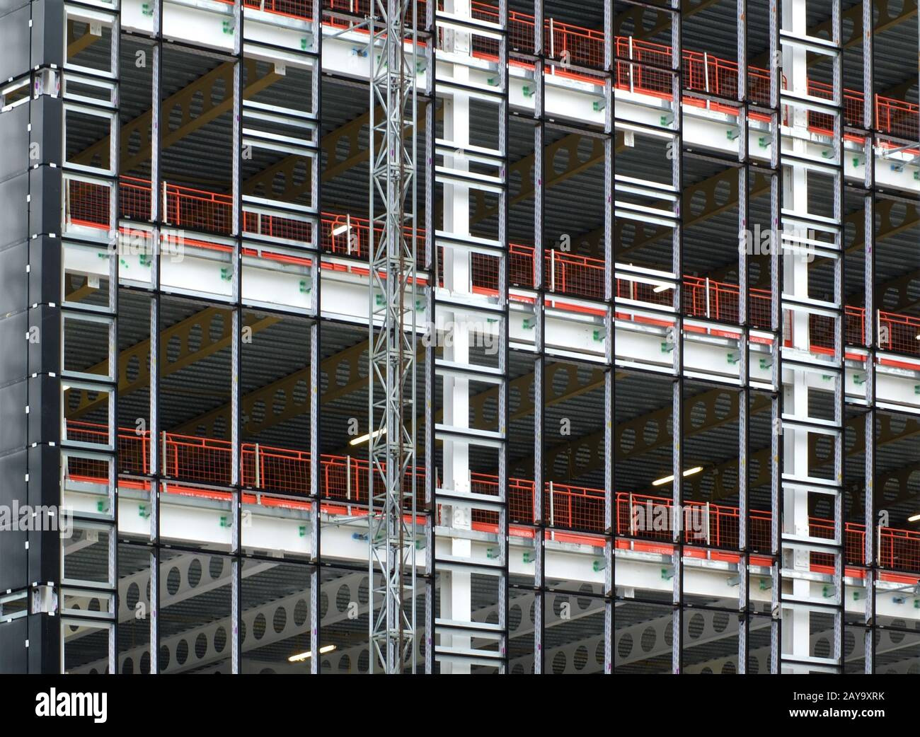 vue d'un grand bâtiment en construction avec cadre en acier et poutres Banque D'Images