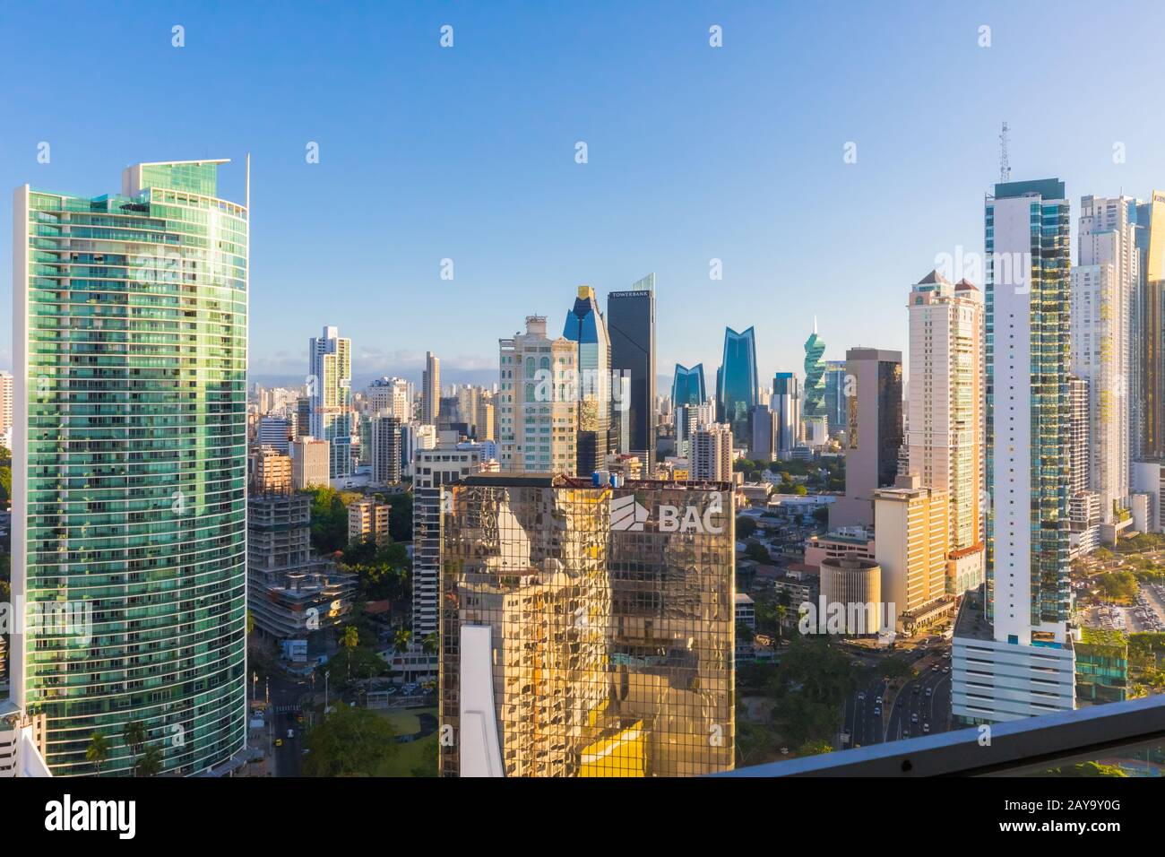 Vues aériennes quartiers de Bella Vista, Campo Alegre et Obarrio Panama City au coucher du soleil Banque D'Images