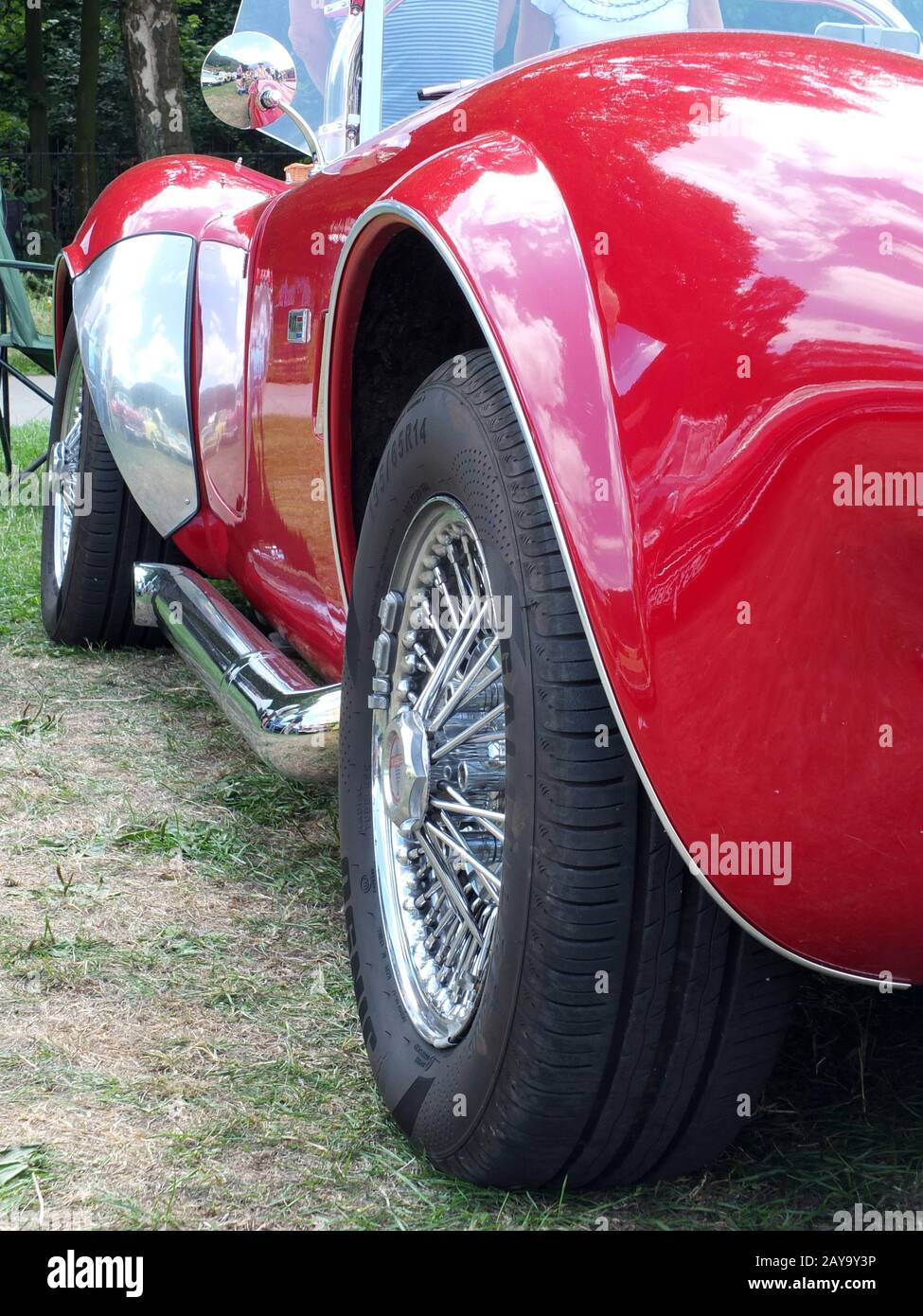 Vue latérale de l'échappement et des roues d'une rare voiture de sport Vintage AC Cobra sur l'affichage Banque D'Images